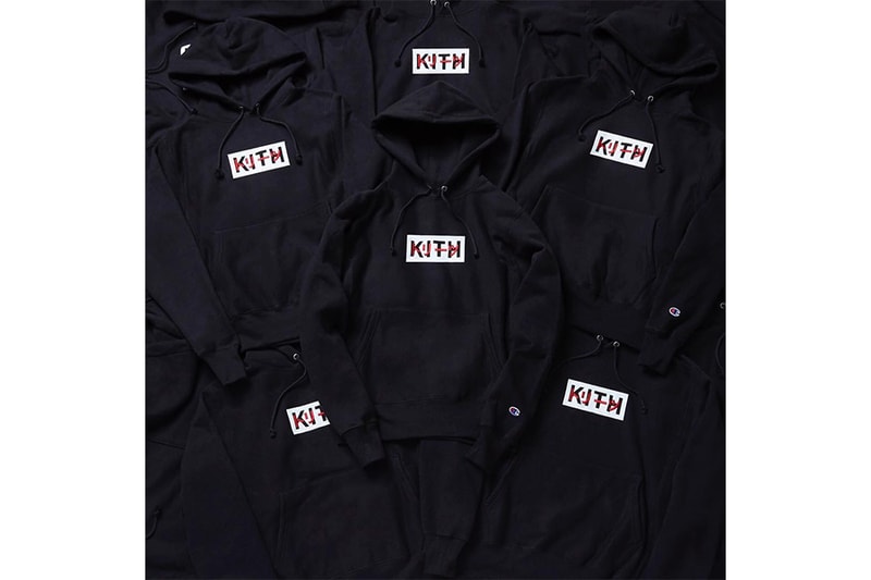 Kith Treats Tokyo がオープン1周年記念アイテムのティーザーを公開 1周年を記念する限定カプセルコレクションでは“トリーツ”の刺繍を施したフーディとTシャツが登場か 昨年8月25日（金）に渋谷の神南エリアにオープンした『Kith Treats Tokyo（キス トリーツ トウキョウ）』。オーナーであるRonnie Fieg（ロニー・ファイグ）の少年時代からの“夢”をカタチにしたこのシリアルバーは『KITH』にとって初めての国外出店であり、期間限定商品のみならず、要所要所で『Kith Treats』の限定アパレルをリリースし、小さなスペースからグルメとファッションの二刀流で話題作りを行ってきた。  その『Kith Treats Tokyo』も、早くもオープンから1年を迎える。先日『HYPEBEAST』のInstagramでは2日間限定発売される1周年記念メニュー、アイスクリーム/ミルクシェイクをご紹介したが、@kithtreatstokyoではこの節目を記念するカプセルコレクションのティーザーが公開されている。その写真に映り込むのはブラックボディのフーディとTシャツで、『KITH』のボックスロゴの上には赤字で“トリーツ”の文字を刺繍。詳細は近日発表とのことなので、今週は彼らからのアップデートに注視する必要がありそうだ。  この機会に、Ronnieが『Kith Treats Tokyo』オープンの理由や今後の展望について言及したインタビュー記事もプレイバックしておこう。
