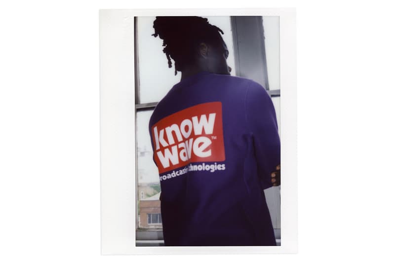 KNOW WAVE がオールドスクールを提案をする2018年秋のルックブック第1弾を公開 8月に入るとストリートブランドも秋冬シーズンへの衣替えをスタートするが、プレフォールコレクションの紹介として「KNOW WAVE(ノー ウェーブ)」が今秋第1弾となるルックブックを公開。ポラロイドで撮影したレトロなフォトセットでは、初見のボックスタイプのロゴに“Brodcasting Technologies”のロゴを添えたクルーネックやL/S Tシャツ、シンプルなエンジニアジャケットおよびラグビーシャツなど、オールドスクールな最新アイテムの数々が切り取られている。 「KNOW WAVE」のプレフォールコレクションは、すでに『shop.know-wave.com』にて発売中なので、気になる方はお早めに。 〈A.P.C.(アー・ペー・セー)〉の“Made In USA”ライン、〈A.P.C. U.S.〉によるカプセルコレクション第4弾や、〈Nautica(ノーティカ)〉とLil Yachty(リル・ヨッティ)によるラストコレクションなど、『HYPEBEAST』がお届けするその他のファッションニュースもあわせてご確認を。