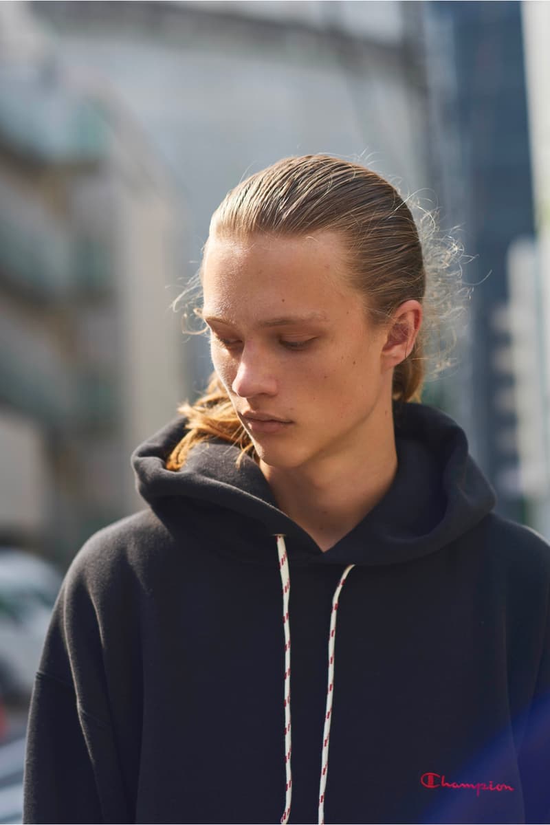 シャツやチェックパンツを活かした  monkey time のフレッシュなミックススタイル