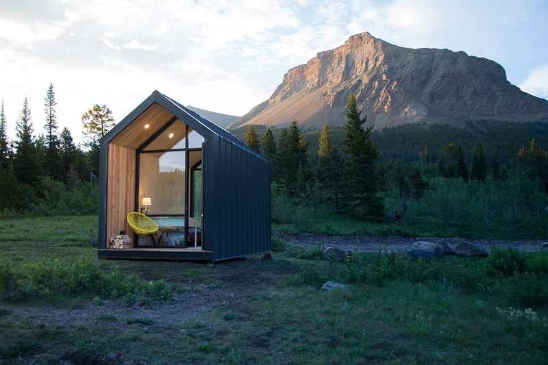 現実逃避に最適なミニマルなプライベート空間 Mono Cabin  コンパクトながらも自由度が高いテント以上、別荘未満の小型プレハブ 都会の喧騒を離れて日々の疲れを癒したいと思ったり、どこからともなく「別荘が欲しい」という感情が込み上げてきたりすることはないだろうか。  そんな人たちにオススメしたいのが、『Mono Cabin』である。『Mono Cabin』は可愛らしく洗練された見た目はもちろん、（値段はともかく）まるでテントを買うかのように簡単に購入することができる。この小さなプレハブは、土台も不要。お世辞も広々としているとは言い難いが、約10㎡のスペースの外壁は堅牢な金属のはぜ継ぎで構成されており、室内は自然と調和するウッド調に。また、室内は敷地面積以上の開放感があり、ベッドやベンチ、キャビネット、机の設置のみならず、ロフトやエアコンなども設置が可能と、非常に自由度が高いのも嬉しいポイントだ。  入口のドアの構造などで合計3つのオプションが用意されている『Mono Cabin』。詳細が気になる方は、公式ホームページをチェックしてみてはいかがだろうか。  大自然をそのまま体感できる屋根も壁もない青空ホテル『Zero Real Estate』や、設立75周年を記念する「IKEA（イケア）」のアーカイブコレクションなど、デザインに関連するその他のニュースもお見逃しなく。