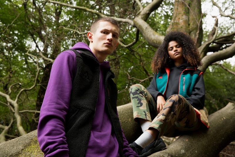 Nike ACG 2018年秋冬コレクションのファーストビジュアルが解禁Nike ACG 2018年秋冬コレクションのファーストビジュアルが解禁 “All Conditions Gear”のルーツである古き良き90年代のアウトドアシーンに立ち返る UKストリートを牽引するセレクトショップ『size?（サイズ）』が、〈Nike ACG（ナイキ）〉の2018年秋冬コレクションを紐解くルックビジュアルを公開した。昨季に続き、90年代のアウトドアスタイルを現代へと蘇らせた新シーズンは、レトロな色使いで切り返したパネルフリースやフーディ、グラフィックTシャツ、ナイロン生地のバックパックなどを展開。〈ACG〉を象徴するトライアングルロゴを主役に、“WE OUT THERE”といった冒険心をくすぐるグラフィックなどもプリントされ、単調なアウトドアではなく、様々な環境に適応する“All Conditions Gear”らしいアクティブなライフスタイルを提案している。  『size?』や『END』を含む各国のリテーラーでは、8月25日（現地時間）より〈Nike ACG〉の2018年秋冬コレクションが発売開始となる模様。日本国内での展開については、ブランドからのアップデートをフォローしていこう。  あわせて、90年代のタフな雰囲気を備えた〈ACG〉のフットウェア、Dog Mountainの新色の発売情報もお見逃しなく。