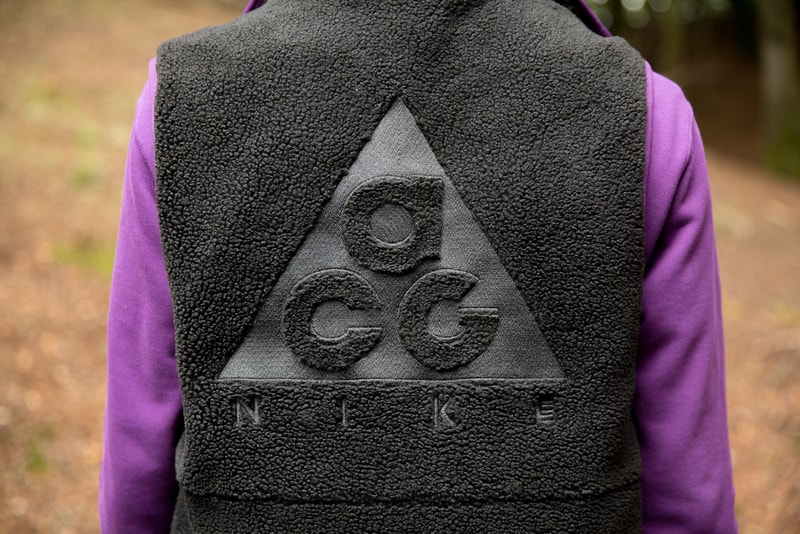 Nike ACG 2018年秋冬コレクションのファーストビジュアルが解禁Nike ACG 2018年秋冬コレクションのファーストビジュアルが解禁 “All Conditions Gear”のルーツである古き良き90年代のアウトドアシーンに立ち返る UKストリートを牽引するセレクトショップ『size?（サイズ）』が、〈Nike ACG（ナイキ）〉の2018年秋冬コレクションを紐解くルックビジュアルを公開した。昨季に続き、90年代のアウトドアスタイルを現代へと蘇らせた新シーズンは、レトロな色使いで切り返したパネルフリースやフーディ、グラフィックTシャツ、ナイロン生地のバックパックなどを展開。〈ACG〉を象徴するトライアングルロゴを主役に、“WE OUT THERE”といった冒険心をくすぐるグラフィックなどもプリントされ、単調なアウトドアではなく、様々な環境に適応する“All Conditions Gear”らしいアクティブなライフスタイルを提案している。  『size?』や『END』を含む各国のリテーラーでは、8月25日（現地時間）より〈Nike ACG〉の2018年秋冬コレクションが発売開始となる模様。日本国内での展開については、ブランドからのアップデートをフォローしていこう。  あわせて、90年代のタフな雰囲気を備えた〈ACG〉のフットウェア、Dog Mountainの新色の発売情報もお見逃しなく。