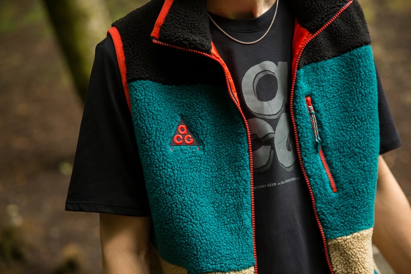 Nike ACG 2018年秋冬コレクションのファーストビジュアルが解禁Nike ACG 2018年秋冬コレクションのファーストビジュアルが解禁 “All Conditions Gear”のルーツである古き良き90年代のアウトドアシーンに立ち返る UKストリートを牽引するセレクトショップ『size?（サイズ）』が、〈Nike ACG（ナイキ）〉の2018年秋冬コレクションを紐解くルックビジュアルを公開した。昨季に続き、90年代のアウトドアスタイルを現代へと蘇らせた新シーズンは、レトロな色使いで切り返したパネルフリースやフーディ、グラフィックTシャツ、ナイロン生地のバックパックなどを展開。〈ACG〉を象徴するトライアングルロゴを主役に、“WE OUT THERE”といった冒険心をくすぐるグラフィックなどもプリントされ、単調なアウトドアではなく、様々な環境に適応する“All Conditions Gear”らしいアクティブなライフスタイルを提案している。  『size?』や『END』を含む各国のリテーラーでは、8月25日（現地時間）より〈Nike ACG〉の2018年秋冬コレクションが発売開始となる模様。日本国内での展開については、ブランドからのアップデートをフォローしていこう。  あわせて、90年代のタフな雰囲気を備えた〈ACG〉のフットウェア、Dog Mountainの新色の発売情報もお見逃しなく。