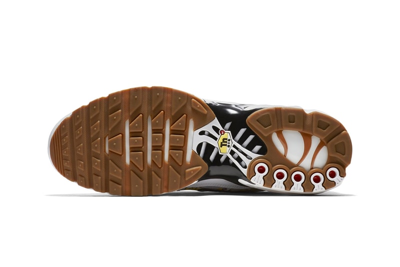 Nike からTn Air ロゴの総柄を採用した個性的な Air Max Plus QS が登場 厳選された一部ストアのみで取り扱われるクイックストライクの新作は抜群の存在感を放つマップラに 〈Nike（ナイキ）〉が適度な部位に適度なサポートを加える1998年誕生のAirユニット“Tn Air”に敬意を表し、ロゴパターンがプロダクト全体に施された斬新なAir Max Plusを発表した。  ブラック、ホワイトの全2色展開となるAir Max Plus QSエディションは、アッパーを黄色のロゴが覆い尽くす主張の強い仕上がりとなっている。ブラックの1足はホワイトカラーのミッドフットセクションと、目にも鮮やかなイエローのアウトソールのコントラストが特徴。また、ホワイトのバージョンに関しては、ガムソールが全体を引き締め、サイドに配置したブラックのスウッシュが程よく主張したクリスプなデザインとなっている。  スニーカーヘッズ垂涎のトピックについて、オフィシャルの言及は今のところなく、乞うご期待というところ。あわせて、〈COMME des GARÇONS HOMME PLUS（コム デ ギャルソン オム プリュス）〉と〈Nike（ナイキ）〉のAir Mowabbもお見逃しなく。