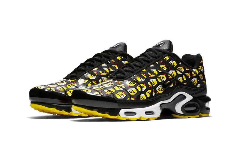 Nike からTn Air ロゴの総柄を採用した個性的な Air Max Plus QS が登場 厳選された一部ストアのみで取り扱われるクイックストライクの新作は抜群の存在感を放つマップラに 〈Nike（ナイキ）〉が適度な部位に適度なサポートを加える1998年誕生のAirユニット“Tn Air”に敬意を表し、ロゴパターンがプロダクト全体に施された斬新なAir Max Plusを発表した。  ブラック、ホワイトの全2色展開となるAir Max Plus QSエディションは、アッパーを黄色のロゴが覆い尽くす主張の強い仕上がりとなっている。ブラックの1足はホワイトカラーのミッドフットセクションと、目にも鮮やかなイエローのアウトソールのコントラストが特徴。また、ホワイトのバージョンに関しては、ガムソールが全体を引き締め、サイドに配置したブラックのスウッシュが程よく主張したクリスプなデザインとなっている。  スニーカーヘッズ垂涎のトピックについて、オフィシャルの言及は今のところなく、乞うご期待というところ。あわせて、〈COMME des GARÇONS HOMME PLUS（コム デ ギャルソン オム プリュス）〉と〈Nike（ナイキ）〉のAir Mowabbもお見逃しなく。