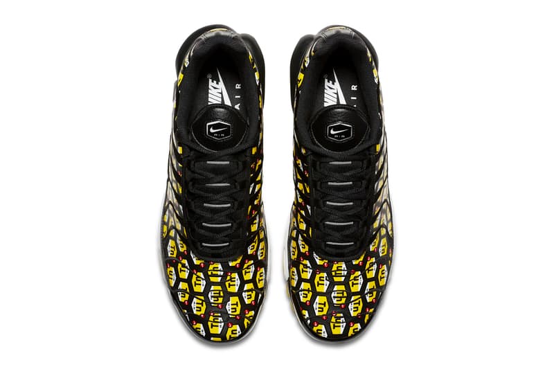 Nike からTn Air ロゴの総柄を採用した個性的な Air Max Plus QS が登場 厳選された一部ストアのみで取り扱われるクイックストライクの新作は抜群の存在感を放つマップラに 〈Nike（ナイキ）〉が適度な部位に適度なサポートを加える1998年誕生のAirユニット“Tn Air”に敬意を表し、ロゴパターンがプロダクト全体に施された斬新なAir Max Plusを発表した。  ブラック、ホワイトの全2色展開となるAir Max Plus QSエディションは、アッパーを黄色のロゴが覆い尽くす主張の強い仕上がりとなっている。ブラックの1足はホワイトカラーのミッドフットセクションと、目にも鮮やかなイエローのアウトソールのコントラストが特徴。また、ホワイトのバージョンに関しては、ガムソールが全体を引き締め、サイドに配置したブラックのスウッシュが程よく主張したクリスプなデザインとなっている。  スニーカーヘッズ垂涎のトピックについて、オフィシャルの言及は今のところなく、乞うご期待というところ。あわせて、〈COMME des GARÇONS HOMME PLUS（コム デ ギャルソン オム プリュス）〉と〈Nike（ナイキ）〉のAir Mowabbもお見逃しなく。