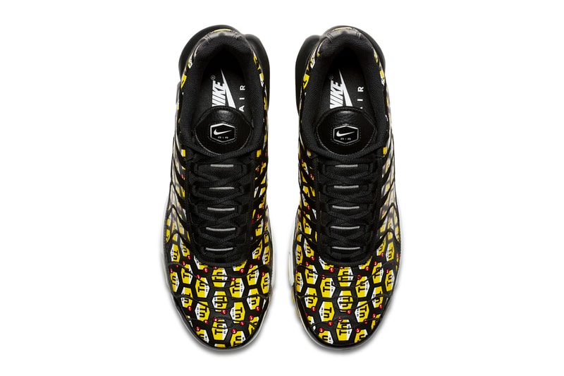 Nike からTn Air ロゴの総柄を採用した個性的な Air Max Plus QS が登場 厳選された一部ストアのみで取り扱われるクイックストライクの新作は抜群の存在感を放つマップラに 〈Nike（ナイキ）〉が適度な部位に適度なサポートを加える1998年誕生のAirユニット“Tn Air”に敬意を表し、ロゴパターンがプロダクト全体に施された斬新なAir Max Plusを発表した。  ブラック、ホワイトの全2色展開となるAir Max Plus QSエディションは、アッパーを黄色のロゴが覆い尽くす主張の強い仕上がりとなっている。ブラックの1足はホワイトカラーのミッドフットセクションと、目にも鮮やかなイエローのアウトソールのコントラストが特徴。また、ホワイトのバージョンに関しては、ガムソールが全体を引き締め、サイドに配置したブラックのスウッシュが程よく主張したクリスプなデザインとなっている。  スニーカーヘッズ垂涎のトピックについて、オフィシャルの言及は今のところなく、乞うご期待というところ。あわせて、〈COMME des GARÇONS HOMME PLUS（コム デ ギャルソン オム プリュス）〉と〈Nike（ナイキ）〉のAir Mowabbもお見逃しなく。