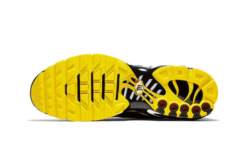 Nike からTn Air ロゴの総柄を採用した個性的な Air Max Plus QS が登場 厳選された一部ストアのみで取り扱われるクイックストライクの新作は抜群の存在感を放つマップラに 〈Nike（ナイキ）〉が適度な部位に適度なサポートを加える1998年誕生のAirユニット“Tn Air”に敬意を表し、ロゴパターンがプロダクト全体に施された斬新なAir Max Plusを発表した。  ブラック、ホワイトの全2色展開となるAir Max Plus QSエディションは、アッパーを黄色のロゴが覆い尽くす主張の強い仕上がりとなっている。ブラックの1足はホワイトカラーのミッドフットセクションと、目にも鮮やかなイエローのアウトソールのコントラストが特徴。また、ホワイトのバージョンに関しては、ガムソールが全体を引き締め、サイドに配置したブラックのスウッシュが程よく主張したクリスプなデザインとなっている。  スニーカーヘッズ垂涎のトピックについて、オフィシャルの言及は今のところなく、乞うご期待というところ。あわせて、〈COMME des GARÇONS HOMME PLUS（コム デ ギャルソン オム プリュス）〉と〈Nike（ナイキ）〉のAir Mowabbもお見逃しなく。