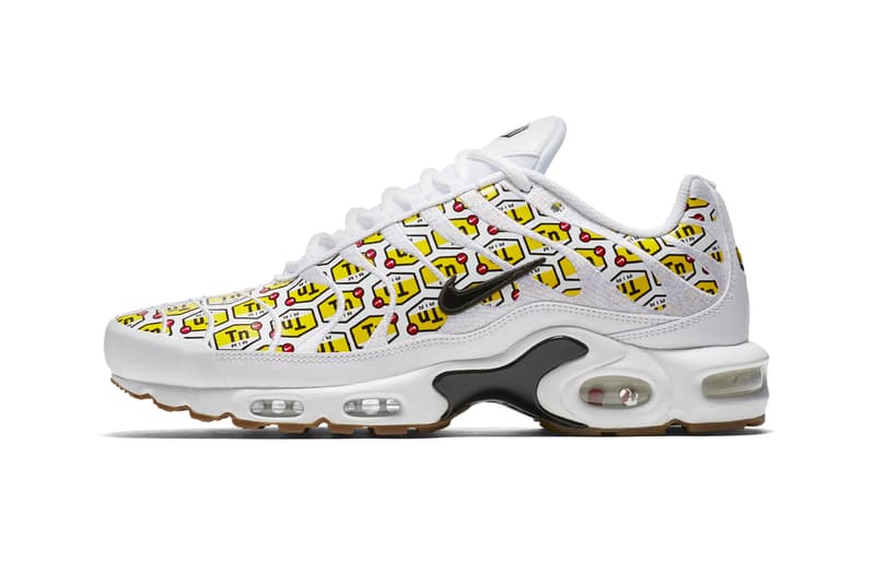 Nike からTn Air ロゴの総柄を採用した個性的な Air Max Plus QS が登場 厳選された一部ストアのみで取り扱われるクイックストライクの新作は抜群の存在感を放つマップラに 〈Nike（ナイキ）〉が適度な部位に適度なサポートを加える1998年誕生のAirユニット“Tn Air”に敬意を表し、ロゴパターンがプロダクト全体に施された斬新なAir Max Plusを発表した。  ブラック、ホワイトの全2色展開となるAir Max Plus QSエディションは、アッパーを黄色のロゴが覆い尽くす主張の強い仕上がりとなっている。ブラックの1足はホワイトカラーのミッドフットセクションと、目にも鮮やかなイエローのアウトソールのコントラストが特徴。また、ホワイトのバージョンに関しては、ガムソールが全体を引き締め、サイドに配置したブラックのスウッシュが程よく主張したクリスプなデザインとなっている。  スニーカーヘッズ垂涎のトピックについて、オフィシャルの言及は今のところなく、乞うご期待というところ。あわせて、〈COMME des GARÇONS HOMME PLUS（コム デ ギャルソン オム プリュス）〉と〈Nike（ナイキ）〉のAir Mowabbもお見逃しなく。