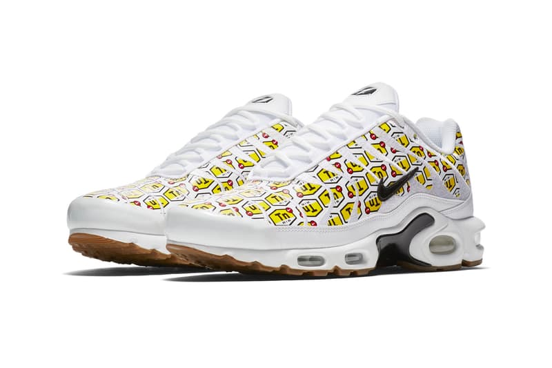 Nike からTn Air ロゴの総柄を採用した個性的な Air Max Plus QS が登場 厳選された一部ストアのみで取り扱われるクイックストライクの新作は抜群の存在感を放つマップラに 〈Nike（ナイキ）〉が適度な部位に適度なサポートを加える1998年誕生のAirユニット“Tn Air”に敬意を表し、ロゴパターンがプロダクト全体に施された斬新なAir Max Plusを発表した。  ブラック、ホワイトの全2色展開となるAir Max Plus QSエディションは、アッパーを黄色のロゴが覆い尽くす主張の強い仕上がりとなっている。ブラックの1足はホワイトカラーのミッドフットセクションと、目にも鮮やかなイエローのアウトソールのコントラストが特徴。また、ホワイトのバージョンに関しては、ガムソールが全体を引き締め、サイドに配置したブラックのスウッシュが程よく主張したクリスプなデザインとなっている。  スニーカーヘッズ垂涎のトピックについて、オフィシャルの言及は今のところなく、乞うご期待というところ。あわせて、〈COMME des GARÇONS HOMME PLUS（コム デ ギャルソン オム プリュス）〉と〈Nike（ナイキ）〉のAir Mowabbもお見逃しなく。