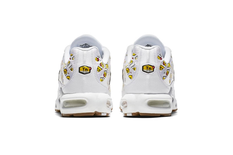 Nike からTn Air ロゴの総柄を採用した個性的な Air Max Plus QS が登場 厳選された一部ストアのみで取り扱われるクイックストライクの新作は抜群の存在感を放つマップラに 〈Nike（ナイキ）〉が適度な部位に適度なサポートを加える1998年誕生のAirユニット“Tn Air”に敬意を表し、ロゴパターンがプロダクト全体に施された斬新なAir Max Plusを発表した。  ブラック、ホワイトの全2色展開となるAir Max Plus QSエディションは、アッパーを黄色のロゴが覆い尽くす主張の強い仕上がりとなっている。ブラックの1足はホワイトカラーのミッドフットセクションと、目にも鮮やかなイエローのアウトソールのコントラストが特徴。また、ホワイトのバージョンに関しては、ガムソールが全体を引き締め、サイドに配置したブラックのスウッシュが程よく主張したクリスプなデザインとなっている。  スニーカーヘッズ垂涎のトピックについて、オフィシャルの言及は今のところなく、乞うご期待というところ。あわせて、〈COMME des GARÇONS HOMME PLUS（コム デ ギャルソン オム プリュス）〉と〈Nike（ナイキ）〉のAir Mowabbもお見逃しなく。