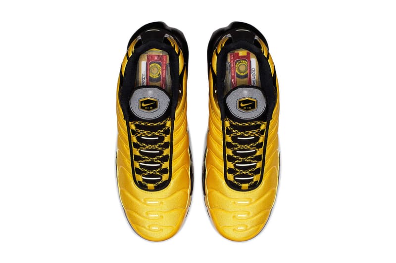 20年以上〈Nike〉に務めるベテランがInstagramで公言した大物ラッパーの正体とは……？ nike air max plus black white tour yellow 2018 nike sportswear Nike Air Max Plus “Black & Yellow” をデザインしたのは“とある超大物ラッパー”だったことが判明 今年9月のリリースが噂されているAir Max Plus “Black & Yellow”。1998年に『Foot Locker（フット ロッカー）』で展開されて以降、日本では“マップラ”の愛称で親しまれ、樹脂製半球状クッション材を組み合わせて進化させたTuned Airを搭載した一足は今でもコアなスニーカーヘッズたちからカルト的な支持を集めている。  しかし、本作は大々的に公言されていないものの、裏では超大物ラッパーのサポートがあったことが判明。〈Nike（ナイキ）〉で20年以上のキャリアを持ち、現在は同社の傘下である〈Converse（コンバース）〉のデザイン＆イノベーション部門で統括責任者を務めるSean McDowell（ショーン・マクダウェル）は、自身のInstagramでDrake（ドレイク）がこの“Black & Yellow”をデザインしたことを公言した。確かに、アッパーに流し込まれた樹脂パーツのグラデーションや反射素材の採用はさることながら、インソールにプリントされたカセットテープのモチーフからは音楽的背景を感じ、インラインから登場するモデルとの差別化を感じる。  ただ、フクロウのモチーフは確認できないので、〈October’s Very Own（オクトーバーズ ベリー オウン）〉とのコラボレーションではなさそうだが、QS（クイックストライク）や通常リリースなど、どのような形で市場に登場するかは非常に気になるところである。  あわせて、当初Drakeとのコラボモデルとしてリリースされる予定だったAir Jordan 4 “Raptors”の国内発売情報もお見逃しなく。