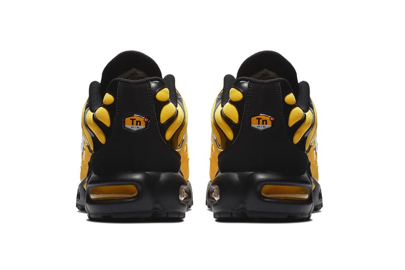 20年以上〈Nike〉に務めるベテランがInstagramで公言した大物ラッパーの正体とは……？ nike air max plus black white tour yellow 2018 nike sportswear Nike Air Max Plus “Black & Yellow” をデザインしたのは“とある超大物ラッパー”だったことが判明 今年9月のリリースが噂されているAir Max Plus “Black & Yellow”。1998年に『Foot Locker（フット ロッカー）』で展開されて以降、日本では“マップラ”の愛称で親しまれ、樹脂製半球状クッション材を組み合わせて進化させたTuned Airを搭載した一足は今でもコアなスニーカーヘッズたちからカルト的な支持を集めている。  しかし、本作は大々的に公言されていないものの、裏では超大物ラッパーのサポートがあったことが判明。〈Nike（ナイキ）〉で20年以上のキャリアを持ち、現在は同社の傘下である〈Converse（コンバース）〉のデザイン＆イノベーション部門で統括責任者を務めるSean McDowell（ショーン・マクダウェル）は、自身のInstagramでDrake（ドレイク）がこの“Black & Yellow”をデザインしたことを公言した。確かに、アッパーに流し込まれた樹脂パーツのグラデーションや反射素材の採用はさることながら、インソールにプリントされたカセットテープのモチーフからは音楽的背景を感じ、インラインから登場するモデルとの差別化を感じる。  ただ、フクロウのモチーフは確認できないので、〈October’s Very Own（オクトーバーズ ベリー オウン）〉とのコラボレーションではなさそうだが、QS（クイックストライク）や通常リリースなど、どのような形で市場に登場するかは非常に気になるところである。  あわせて、当初Drakeとのコラボモデルとしてリリースされる予定だったAir Jordan 4 “Raptors”の国内発売情報もお見逃しなく。