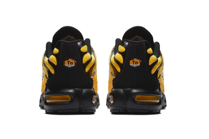 20年以上〈Nike〉に務めるベテランがInstagramで公言した大物ラッパーの正体とは……？ nike air max plus black white tour yellow 2018 nike sportswear Nike Air Max Plus “Black & Yellow” をデザインしたのは“とある超大物ラッパー”だったことが判明 今年9月のリリースが噂されているAir Max Plus “Black & Yellow”。1998年に『Foot Locker（フット ロッカー）』で展開されて以降、日本では“マップラ”の愛称で親しまれ、樹脂製半球状クッション材を組み合わせて進化させたTuned Airを搭載した一足は今でもコアなスニーカーヘッズたちからカルト的な支持を集めている。  しかし、本作は大々的に公言されていないものの、裏では超大物ラッパーのサポートがあったことが判明。〈Nike（ナイキ）〉で20年以上のキャリアを持ち、現在は同社の傘下である〈Converse（コンバース）〉のデザイン＆イノベーション部門で統括責任者を務めるSean McDowell（ショーン・マクダウェル）は、自身のInstagramでDrake（ドレイク）がこの“Black & Yellow”をデザインしたことを公言した。確かに、アッパーに流し込まれた樹脂パーツのグラデーションや反射素材の採用はさることながら、インソールにプリントされたカセットテープのモチーフからは音楽的背景を感じ、インラインから登場するモデルとの差別化を感じる。  ただ、フクロウのモチーフは確認できないので、〈October’s Very Own（オクトーバーズ ベリー オウン）〉とのコラボレーションではなさそうだが、QS（クイックストライク）や通常リリースなど、どのような形で市場に登場するかは非常に気になるところである。  あわせて、当初Drakeとのコラボモデルとしてリリースされる予定だったAir Jordan 4 “Raptors”の国内発売情報もお見逃しなく。