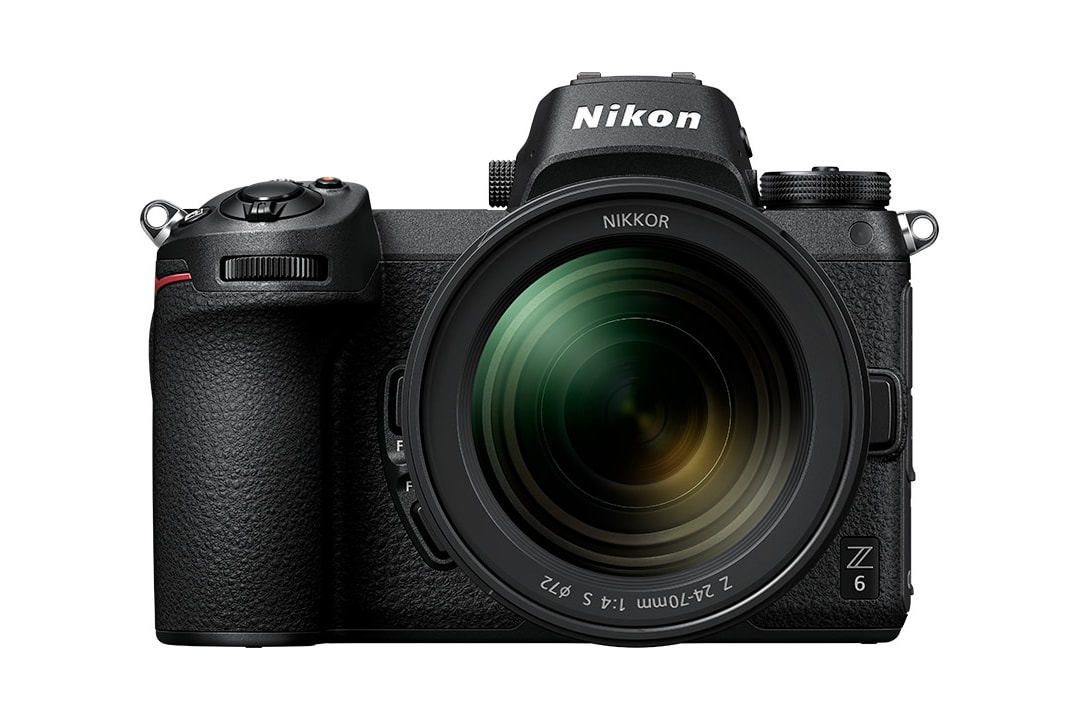 Nikon がカメラの限界値を押し上げる驚愕の新型フルサイズミラーレス “Z” シリーズを発表 極めて明るいレンズやかつてなかった焦点距離のレンズなど、レンズの設計自由度を格段に高める新時代の光学性能“Z マウントシステム”がベールを脱ぐ 「Canon（キャノン）」とカメラ産業の二大巨頭を分け合う「Nikon（ニコン）」が衝撃の新作フルサイズミラーレスカメラ、“Z”シリーズを発表した。画づくりのノウハウからボディーの堅牢性、操作性に至るまで、随所に「Nikon」が長年にわたって蓄積してきた豊かな経験が活かされ、小型ボディーでありながら、非常に幅広いシーンで最高の映像体験を提供する本シリーズは、同社史上最高となる4575万画素の高画素モデル“Z7”と、高感度性能にも優れたオールラウンドモデル“Z6”の2機種を展開する。両モデルで特筆すべきは、これまでのF仕様を凌駕する“Z マウントシステム”だ。内径55mm、フランジバック16mm、この新しいマウントは光学性能を新たな次元へと引き上げ、レンズの設計自由度は格段に高まり、明るさ、解像度、ピント精度などをこれまで以上に追求した新たなレンズが生まれ、極めて明るいレンズ、かつてなかった焦点距離のレンズ、独自の描写特性を備えたレンズなど、個性豊かなレンズも実現可能になるという。つまり、Fとの互換性はないわけだが、マウントアダプターを装備することで、ZボディでもFレンズが使用できるようだ。  気になる発売時期は“Z7”が9月上旬、“Z6”が11月下旬となり、本体価格は前者が437,400円、後者が272,700円（どちらも税込）。その他の特徴や機能性に関する詳細は、「Nikon」の公式サイトをチェックしてみてほしい。