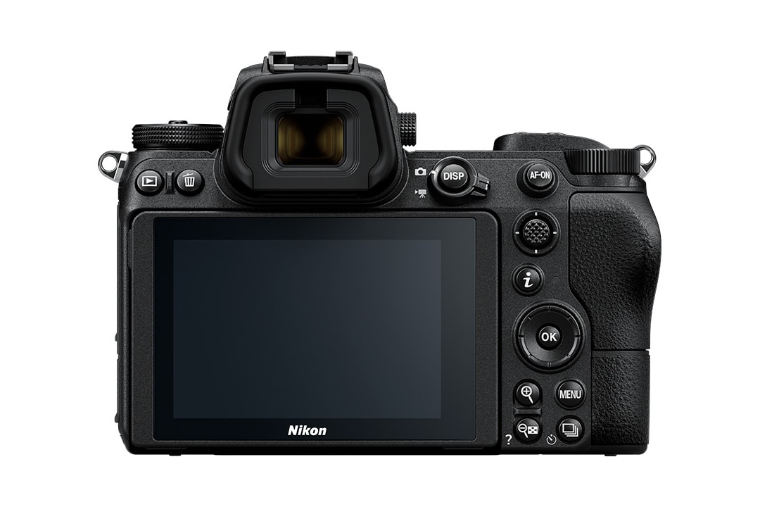 Nikon がカメラの限界値を押し上げる驚愕の新型フルサイズミラーレス “Z” シリーズを発表 極めて明るいレンズやかつてなかった焦点距離のレンズなど、レンズの設計自由度を格段に高める新時代の光学性能“Z マウントシステム”がベールを脱ぐ 「Canon（キャノン）」とカメラ産業の二大巨頭を分け合う「Nikon（ニコン）」が衝撃の新作フルサイズミラーレスカメラ、“Z”シリーズを発表した。画づくりのノウハウからボディーの堅牢性、操作性に至るまで、随所に「Nikon」が長年にわたって蓄積してきた豊かな経験が活かされ、小型ボディーでありながら、非常に幅広いシーンで最高の映像体験を提供する本シリーズは、同社史上最高となる4575万画素の高画素モデル“Z7”と、高感度性能にも優れたオールラウンドモデル“Z6”の2機種を展開する。両モデルで特筆すべきは、これまでのF仕様を凌駕する“Z マウントシステム”だ。内径55mm、フランジバック16mm、この新しいマウントは光学性能を新たな次元へと引き上げ、レンズの設計自由度は格段に高まり、明るさ、解像度、ピント精度などをこれまで以上に追求した新たなレンズが生まれ、極めて明るいレンズ、かつてなかった焦点距離のレンズ、独自の描写特性を備えたレンズなど、個性豊かなレンズも実現可能になるという。つまり、Fとの互換性はないわけだが、マウントアダプターを装備することで、ZボディでもFレンズが使用できるようだ。  気になる発売時期は“Z7”が9月上旬、“Z6”が11月下旬となり、本体価格は前者が437,400円、後者が272,700円（どちらも税込）。その他の特徴や機能性に関する詳細は、「Nikon」の公式サイトをチェックしてみてほしい。