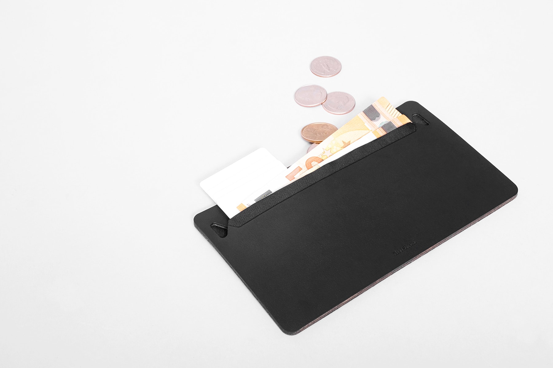現代のライフスタイルに合わせて財布を再定義した最小限でシンプルなFLAT WALLET