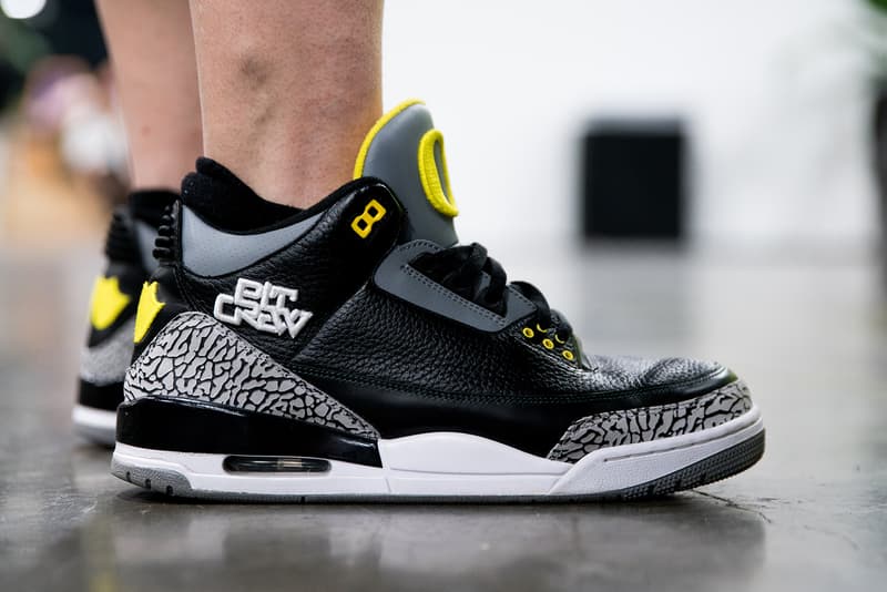 #OnFeet at Agenda Las Vegas Summer 2018 入手困難なコラボモデルから、ラグジュアリーブランドの人気作まで、会場に訪れた業界人の足元をパパラッチ ストリートウェアやアクションスポーツギアのトレードショー「Agenda(アジェンダ)」が、再びラスベガスの地に上陸。本展では2019年開催がダウンタウンで行われることが正式にアナウンスされると同時に、新たに誕生したアートエリアでフットウェアにより注力されることも明かされており、「Agenda Las Vegas」のイベントディレクターを務めるTony Shellman(トニー・シェルマン)は「バイヤーの利便性を考慮して、フットウェアやアパレル、アクセサリーをひとつのブースにまとめて展示するべく、多くのブランドが今より広い展示スペースを求めている現状があります」とその理由を説明している。 『HYPEBEAST』はバイヤー、プレス、ディストリビューター、さらにはPush T(プシャ・T)やChief Keef(チーフ・キーフ)など、カルチャーを支える人物たちが大勢訪れた会場で、大人気スニーカースナップ“#OnFeet”を敢行。会場では〈Off-White™(オフホワイト)〉x Air Jordan 1 Retro High “Chicago”を筆頭に〈adidas Originals by Raf Simons〉のOzweego、〈Nike(ナイキ)〉が市場に送り込んで以降、絶大な人気を誇るElement React 87、〈Supreme(シュプリーム)〉x〈Nike SB〉のBlazer、Air Jordan 3 Retro “Oregon Pit Crew”など、多くのレアスニーカーを撮影することに成功した。 「Agenda Las Vegas」の“#OnFeet”は、上のフォトギャラリーから。