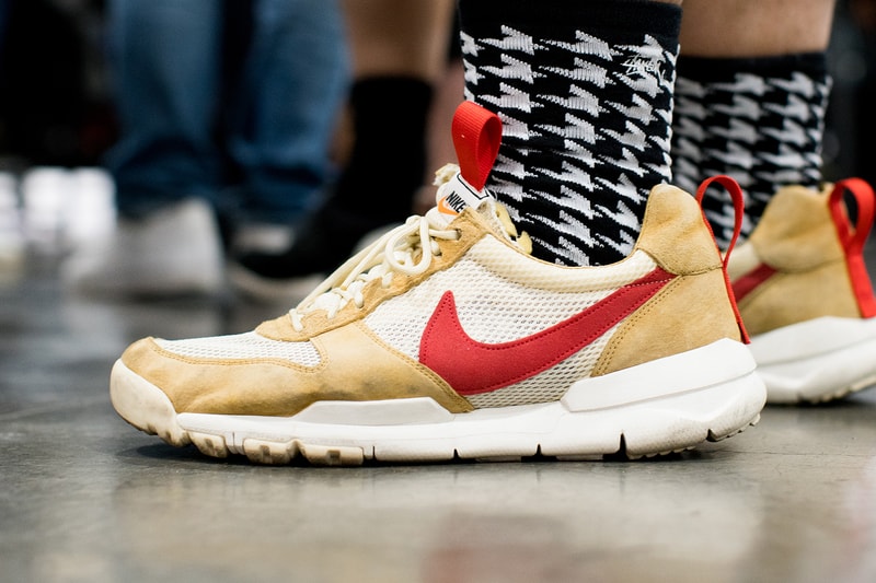 #OnFeet at Agenda Las Vegas Summer 2018 入手困難なコラボモデルから、ラグジュアリーブランドの人気作まで、会場に訪れた業界人の足元をパパラッチ ストリートウェアやアクションスポーツギアのトレードショー「Agenda（アジェンダ）」が、再びラスベガスの地に上陸。本展では2019年開催がダウンタウンで行われることが正式にアナウンスされると同時に、新たに誕生したアートエリアでフットウェアにより注力されることも明かされており、「Agenda Las Vegas」のイベントディレクターを務めるTony Shellman（トニー・シェルマン）は「バイヤーの利便性を考慮して、フットウェアやアパレル、アクセサリーをひとつのブースにまとめて展示するべく、多くのブランドが今より広い展示スペースを求めている現状があります」とその理由を説明している。  『HYPEBEAST』はバイヤー、プレス、ディストリビューター、さらにはPush T（プシャ・T）やChief Keef（チーフ・キーフ）など、カルチャーを支える人物たちが大勢訪れた会場で、大人気スニーカースナップ“#OnFeet”を敢行。会場では〈Off-White™（オフホワイト）〉x Air Jordan 1 Retro High “Chicago”を筆頭に〈adidas Originals by Raf Simons〉のOzweego、〈Nike（ナイキ）〉が市場に送り込んで以降、絶大な人気を誇るElement React 87、〈Supreme（シュプリーム）〉x〈Nike SB〉のBlazer、Air Jordan 3 Retro “Oregon Pit Crew”など、多くのレアスニーカーを撮影することに成功した。  「Agenda Las Vegas」の“#OnFeet”は、上のフォトギャラリーから。