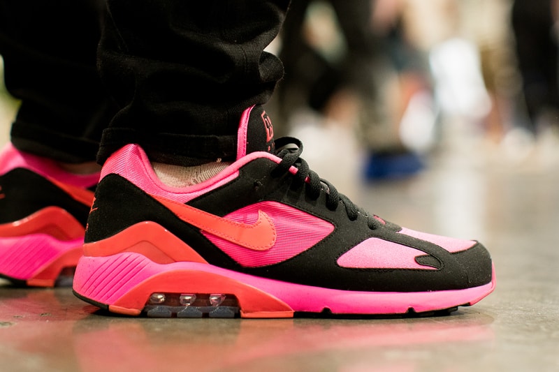 #OnFeet at Agenda Las Vegas Summer 2018 入手困難なコラボモデルから、ラグジュアリーブランドの人気作まで、会場に訪れた業界人の足元をパパラッチ ストリートウェアやアクションスポーツギアのトレードショー「Agenda（アジェンダ）」が、再びラスベガスの地に上陸。本展では2019年開催がダウンタウンで行われることが正式にアナウンスされると同時に、新たに誕生したアートエリアでフットウェアにより注力されることも明かされており、「Agenda Las Vegas」のイベントディレクターを務めるTony Shellman（トニー・シェルマン）は「バイヤーの利便性を考慮して、フットウェアやアパレル、アクセサリーをひとつのブースにまとめて展示するべく、多くのブランドが今より広い展示スペースを求めている現状があります」とその理由を説明している。  『HYPEBEAST』はバイヤー、プレス、ディストリビューター、さらにはPush T（プシャ・T）やChief Keef（チーフ・キーフ）など、カルチャーを支える人物たちが大勢訪れた会場で、大人気スニーカースナップ“#OnFeet”を敢行。会場では〈Off-White™（オフホワイト）〉x Air Jordan 1 Retro High “Chicago”を筆頭に〈adidas Originals by Raf Simons〉のOzweego、〈Nike（ナイキ）〉が市場に送り込んで以降、絶大な人気を誇るElement React 87、〈Supreme（シュプリーム）〉x〈Nike SB〉のBlazer、Air Jordan 3 Retro “Oregon Pit Crew”など、多くのレアスニーカーを撮影することに成功した。  「Agenda Las Vegas」の“#OnFeet”は、上のフォトギャラリーから。