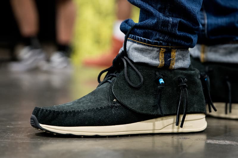 #OnFeet at Agenda Las Vegas Summer 2018 入手困難なコラボモデルから、ラグジュアリーブランドの人気作まで、会場に訪れた業界人の足元をパパラッチ ストリートウェアやアクションスポーツギアのトレードショー「Agenda(アジェンダ)」が、再びラスベガスの地に上陸。本展では2019年開催がダウンタウンで行われることが正式にアナウンスされると同時に、新たに誕生したアートエリアでフットウェアにより注力されることも明かされており、「Agenda Las Vegas」のイベントディレクターを務めるTony Shellman(トニー・シェルマン)は「バイヤーの利便性を考慮して、フットウェアやアパレル、アクセサリーをひとつのブースにまとめて展示するべく、多くのブランドが今より広い展示スペースを求めている現状があります」とその理由を説明している。 『HYPEBEAST』はバイヤー、プレス、ディストリビューター、さらにはPush T(プシャ・T)やChief Keef(チーフ・キーフ)など、カルチャーを支える人物たちが大勢訪れた会場で、大人気スニーカースナップ“#OnFeet”を敢行。会場では〈Off-White™(オフホワイト)〉x Air Jordan 1 Retro High “Chicago”を筆頭に〈adidas Originals by Raf Simons〉のOzweego、〈Nike(ナイキ)〉が市場に送り込んで以降、絶大な人気を誇るElement React 87、〈Supreme(シュプリーム)〉x〈Nike SB〉のBlazer、Air Jordan 3 Retro “Oregon Pit Crew”など、多くのレアスニーカーを撮影することに成功した。 「Agenda Las Vegas」の“#OnFeet”は、上のフォトギャラリーから。