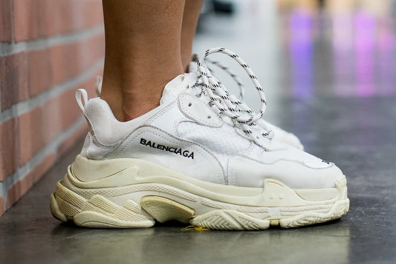 #OnFeet at Agenda Las Vegas Summer 2018 入手困難なコラボモデルから、ラグジュアリーブランドの人気作まで、会場に訪れた業界人の足元をパパラッチ ストリートウェアやアクションスポーツギアのトレードショー「Agenda(アジェンダ)」が、再びラスベガスの地に上陸。本展では2019年開催がダウンタウンで行われることが正式にアナウンスされると同時に、新たに誕生したアートエリアでフットウェアにより注力されることも明かされており、「Agenda Las Vegas」のイベントディレクターを務めるTony Shellman(トニー・シェルマン)は「バイヤーの利便性を考慮して、フットウェアやアパレル、アクセサリーをひとつのブースにまとめて展示するべく、多くのブランドが今より広い展示スペースを求めている現状があります」とその理由を説明している。 『HYPEBEAST』はバイヤー、プレス、ディストリビューター、さらにはPush T(プシャ・T)やChief Keef(チーフ・キーフ)など、カルチャーを支える人物たちが大勢訪れた会場で、大人気スニーカースナップ“#OnFeet”を敢行。会場では〈Off-White™(オフホワイト)〉x Air Jordan 1 Retro High “Chicago”を筆頭に〈adidas Originals by Raf Simons〉のOzweego、〈Nike(ナイキ)〉が市場に送り込んで以降、絶大な人気を誇るElement React 87、〈Supreme(シュプリーム)〉x〈Nike SB〉のBlazer、Air Jordan 3 Retro “Oregon Pit Crew”など、多くのレアスニーカーを撮影することに成功した。 「Agenda Las Vegas」の“#OnFeet”は、上のフォトギャラリーから。