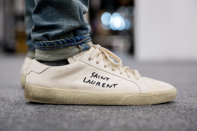 #OnFeet at Agenda Las Vegas Summer 2018 入手困難なコラボモデルから、ラグジュアリーブランドの人気作まで、会場に訪れた業界人の足元をパパラッチ ストリートウェアやアクションスポーツギアのトレードショー「Agenda（アジェンダ）」が、再びラスベガスの地に上陸。本展では2019年開催がダウンタウンで行われることが正式にアナウンスされると同時に、新たに誕生したアートエリアでフットウェアにより注力されることも明かされており、「Agenda Las Vegas」のイベントディレクターを務めるTony Shellman（トニー・シェルマン）は「バイヤーの利便性を考慮して、フットウェアやアパレル、アクセサリーをひとつのブースにまとめて展示するべく、多くのブランドが今より広い展示スペースを求めている現状があります」とその理由を説明している。  『HYPEBEAST』はバイヤー、プレス、ディストリビューター、さらにはPush T（プシャ・T）やChief Keef（チーフ・キーフ）など、カルチャーを支える人物たちが大勢訪れた会場で、大人気スニーカースナップ“#OnFeet”を敢行。会場では〈Off-White™（オフホワイト）〉x Air Jordan 1 Retro High “Chicago”を筆頭に〈adidas Originals by Raf Simons〉のOzweego、〈Nike（ナイキ）〉が市場に送り込んで以降、絶大な人気を誇るElement React 87、〈Supreme（シュプリーム）〉x〈Nike SB〉のBlazer、Air Jordan 3 Retro “Oregon Pit Crew”など、多くのレアスニーカーを撮影することに成功した。  「Agenda Las Vegas」の“#OnFeet”は、上のフォトギャラリーから。