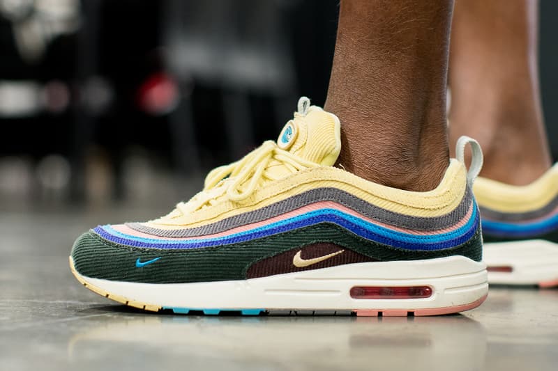 #OnFeet at Agenda Las Vegas Summer 2018 入手困難なコラボモデルから、ラグジュアリーブランドの人気作まで、会場に訪れた業界人の足元をパパラッチ ストリートウェアやアクションスポーツギアのトレードショー「Agenda(アジェンダ)」が、再びラスベガスの地に上陸。本展では2019年開催がダウンタウンで行われることが正式にアナウンスされると同時に、新たに誕生したアートエリアでフットウェアにより注力されることも明かされており、「Agenda Las Vegas」のイベントディレクターを務めるTony Shellman(トニー・シェルマン)は「バイヤーの利便性を考慮して、フットウェアやアパレル、アクセサリーをひとつのブースにまとめて展示するべく、多くのブランドが今より広い展示スペースを求めている現状があります」とその理由を説明している。 『HYPEBEAST』はバイヤー、プレス、ディストリビューター、さらにはPush T(プシャ・T)やChief Keef(チーフ・キーフ)など、カルチャーを支える人物たちが大勢訪れた会場で、大人気スニーカースナップ“#OnFeet”を敢行。会場では〈Off-White™(オフホワイト)〉x Air Jordan 1 Retro High “Chicago”を筆頭に〈adidas Originals by Raf Simons〉のOzweego、〈Nike(ナイキ)〉が市場に送り込んで以降、絶大な人気を誇るElement React 87、〈Supreme(シュプリーム)〉x〈Nike SB〉のBlazer、Air Jordan 3 Retro “Oregon Pit Crew”など、多くのレアスニーカーを撮影することに成功した。 「Agenda Las Vegas」の“#OnFeet”は、上のフォトギャラリーから。