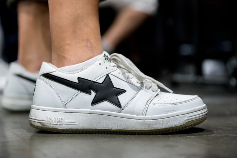 #OnFeet at Agenda Las Vegas Summer 2018 入手困難なコラボモデルから、ラグジュアリーブランドの人気作まで、会場に訪れた業界人の足元をパパラッチ ストリートウェアやアクションスポーツギアのトレードショー「Agenda(アジェンダ)」が、再びラスベガスの地に上陸。本展では2019年開催がダウンタウンで行われることが正式にアナウンスされると同時に、新たに誕生したアートエリアでフットウェアにより注力されることも明かされており、「Agenda Las Vegas」のイベントディレクターを務めるTony Shellman(トニー・シェルマン)は「バイヤーの利便性を考慮して、フットウェアやアパレル、アクセサリーをひとつのブースにまとめて展示するべく、多くのブランドが今より広い展示スペースを求めている現状があります」とその理由を説明している。 『HYPEBEAST』はバイヤー、プレス、ディストリビューター、さらにはPush T(プシャ・T)やChief Keef(チーフ・キーフ)など、カルチャーを支える人物たちが大勢訪れた会場で、大人気スニーカースナップ“#OnFeet”を敢行。会場では〈Off-White™(オフホワイト)〉x Air Jordan 1 Retro High “Chicago”を筆頭に〈adidas Originals by Raf Simons〉のOzweego、〈Nike(ナイキ)〉が市場に送り込んで以降、絶大な人気を誇るElement React 87、〈Supreme(シュプリーム)〉x〈Nike SB〉のBlazer、Air Jordan 3 Retro “Oregon Pit Crew”など、多くのレアスニーカーを撮影することに成功した。 「Agenda Las Vegas」の“#OnFeet”は、上のフォトギャラリーから。