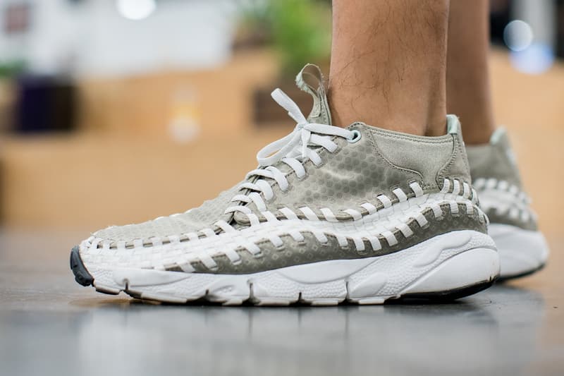 #OnFeet at Agenda Las Vegas Summer 2018 入手困難なコラボモデルから、ラグジュアリーブランドの人気作まで、会場に訪れた業界人の足元をパパラッチ ストリートウェアやアクションスポーツギアのトレードショー「Agenda(アジェンダ)」が、再びラスベガスの地に上陸。本展では2019年開催がダウンタウンで行われることが正式にアナウンスされると同時に、新たに誕生したアートエリアでフットウェアにより注力されることも明かされており、「Agenda Las Vegas」のイベントディレクターを務めるTony Shellman(トニー・シェルマン)は「バイヤーの利便性を考慮して、フットウェアやアパレル、アクセサリーをひとつのブースにまとめて展示するべく、多くのブランドが今より広い展示スペースを求めている現状があります」とその理由を説明している。 『HYPEBEAST』はバイヤー、プレス、ディストリビューター、さらにはPush T(プシャ・T)やChief Keef(チーフ・キーフ)など、カルチャーを支える人物たちが大勢訪れた会場で、大人気スニーカースナップ“#OnFeet”を敢行。会場では〈Off-White™(オフホワイト)〉x Air Jordan 1 Retro High “Chicago”を筆頭に〈adidas Originals by Raf Simons〉のOzweego、〈Nike(ナイキ)〉が市場に送り込んで以降、絶大な人気を誇るElement React 87、〈Supreme(シュプリーム)〉x〈Nike SB〉のBlazer、Air Jordan 3 Retro “Oregon Pit Crew”など、多くのレアスニーカーを撮影することに成功した。 「Agenda Las Vegas」の“#OnFeet”は、上のフォトギャラリーから。