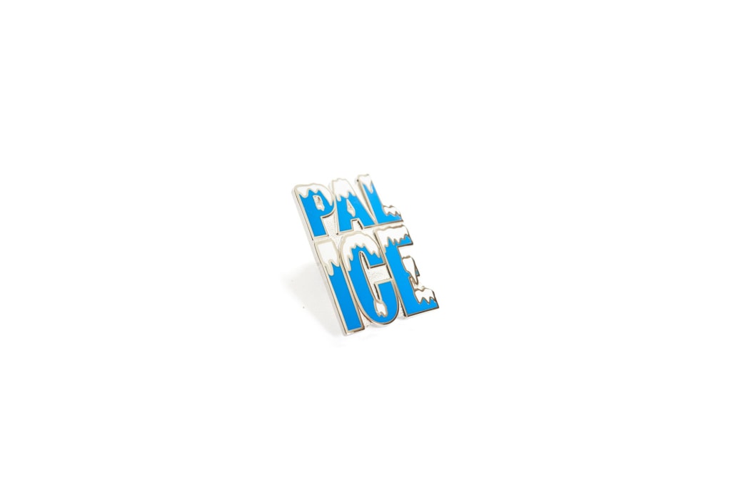 Palace 2018年秋コレクションのアイテムを一挙ご紹介 100型を超える圧巻のボリュームでお届けするロンドンスケートレーベルの新シーズンを予習しておくべし 〈Supreme（シュプリーム）〉より一足先に、〈Palace（パレス）〉が2018年秋コレクションの全貌を解禁。そして、ルックブックに引き続き、『HYPEBEAST』の元には今季展開されるアイテムの一覧が到着した。  クラシカルなテイストを織り交ぜつつもスポーティーなしつらえに仕上げられ、100型超えという圧巻の規模感での構成となる新シーズンは、アノラックやスウィングトップ、フーディ、ポロ、コミカルなTシャツなど、〈Palace〉の定番であるヴィンテージライクなアイテムがずらりと並ぶ。その中でもあえて変化球なプロダクトをピックアップするのであれば、鯉柄に“パレス”の文字を配した開襟シャツ、テーラードジャケット/パンツのセットアップ、上級者の心をくすぐるリンガーTシャツ、ZIPニットなどになるだろうか。また、グラフィックやロゴからは70’sや80’sの香りが漂い、引き続きユーモラスな独自路線を貫いている。  〈Palace〉の2018年秋コレクションは、8月11日（土）午前11時より日本版オンラインストアにてリリース。発売に先駆けて、上のフォトギャラリーから気になるアイテムのリストアップを済ませておこう。  あわせて、Lev Tanju（レヴ・タンジュ）やBlondey McCoy（ブロンディ・マッコイ）が登場する今季のルックブックもお見逃しなく。