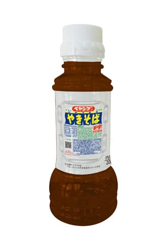 まるか食品がペヤングのボトルソースを秘密裏に発売してたことが判明 ペヤングの味をその他の料理でも楽しむことができるボトルタイプのソースが一部地域で先行発売されている模様 ペヤングと言えば、2142kcalの超超超大盛りGIGAMAXで話題になったことが記憶に新しく、日頃からお世話になっている人も多いのではないだろうか。だが、その販売元である「まるか食品」が、同社の看板商品であるペヤングのボトルソースの販売を秘密裏に開始していたようだ。 同商品を取り扱うスーパーマーケットなどがTwitterで公開したことにより、その存在が明らかになったペヤングボトルソースだが、パッケージはクラシカルなカップ焼きそばのそれを忠実に再現しており、容量は200mlで、価格は298円(税抜)。また、現在は関東圏への限定流通だが、今月末より全国規模で販売が開始されるという。 これさえあれば、野菜炒めもお好み焼きもペヤング味で楽しめる。即完しても不思議ではないので、見かけた方にはお早めの購入をおすすめしたい。 『HYPEBEAST』がお届けするその他のフード関連のニュースもあわせてご確認を。