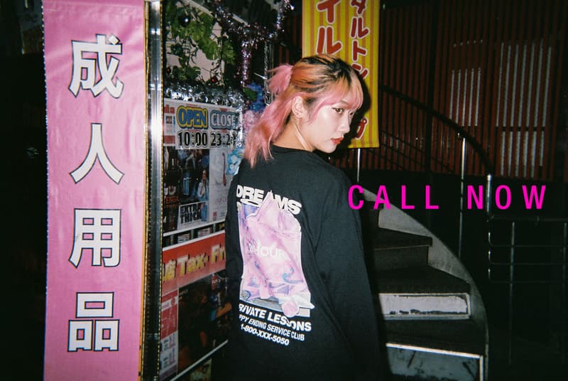 未だ謎多きグラフィックレーベル PRiVATE LESSONS が最新コレクションをゲリラリリースすることが判明 転売文化への皮肉や風俗店での出来事に着想を得たグラフィックを手刷りでプリントしたユーモアに溢れるアイテム9型が登場する模様 去年の夏、『monkey time（モンキータイム）』のオンラインとSNSのヴィジュアルをジャックし、鮮烈なデビューを飾った〈PRiVATE LESSONS（プライベート レッスンズ）〉。編集部でもその後Instagramなどを徘徊したが、アカウントの発見はもちろん、全貌を掴むヒントのひとつさえも見つけることができず、わかっていることはニューヨーク、ロサンゼルス、パリ、そして東京、韓国など、世界各国に点在するアパレルデザイナーやグラフィックデザイナー、ラッパー、建築家といった多種多様な覆面クリエイターがアイデアを持ち寄り、皮肉っぽい“イマ”の気分を各々グラフィックとして落とし込む今の雰囲気を反映したグラフィックレーベルということのみである。  その〈PRiVATE LESSONS〉が、再びゲリラ的に最新コレクションをリリースするという情報を入手。今回は同レーベルを象徴するPHARMACY MERCHロゴをL/S Tシャツやフーディを豊富なカラーバリエーションで展開するほか、日本春画をベースにサイバーパンクや80年代風のヴェイパーウェイヴを連想させるL/S Tシャツ、リセール市場への皮肉を込めた“まぁまぁレア”というメッセージを肉の焼き加減にかけたTHE PERFECT MEDIUM RARE Tシャツ、そしてグラフィックデザイナーが日本の風俗店などのやる気のない店員に驚いたという逸話から生まれたOPENING HOURS L/S Tシャツなど、ユーモアたっぷりのアイテムが多数登場するようだ。  その他にも〈RED KAP〉ボディのジャケット＆トラウザーなどをエンプロイウェア風に仕上げたセットアップなど、インクジェットではなく手刷りにこだわった全9型で構成される〈PRiVATE LESSONS〉の最新コレクション。日本国内では『monkey time』、『BEAUTY & YOUTH』、『Wonder mountain』、そして〈MAGIC STICK（マジック スティック）〉の旗艦店『M.S.C.S』にて8月下旬より発売開始予定とのことなので、各ストアからのアップデートをお見逃しなく。