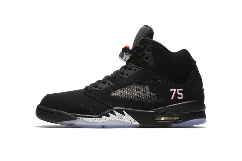 PSG x Air Jordan 5 のオフィシャル画像がリーク？ パリ・サンジェルマンと〈Jordan Brand〉のコラボを煽る新たな写真が浮上 今年5月、その存在が確認されたパリ・サンジェルマン（PSG）x Air Jordan 5だが、〈Jordan Brand（ジョーダン ブランド）〉のサッカー界初進出となる注目のコラボレーションより、オフィシャル画像と思わしきフォトセットが浮上。噂ではPSGの選手たちが2019-20年シーズンの「UEFAチャンピオンズリーグ」の移動中などに着用するのではないかと言われている本作は、ヒールにフランスの名門クラブのロゴを大々的に配置し、Jordanのシグネチャーナンバーである“23”の数字は、パリ地区の郵便番号を指す“75”へと置き換えられている。  先日はTravis Scott（トラヴィス・スコット）がステージ上でPSG x〈Jordan Brand〉のジャージを着用している姿が確認され、コラボレーションの実現はほぼ間違いないと思われる。果たして、いつ正式なリリースを迎えることになるのか、〈Nike〉陣営からの続報が待ち遠しい。  『HYPEBEAST』がお届けするその他のスニーカー情報は、こちらから。