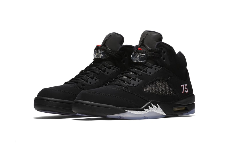 PSG x Air Jordan 5 のオフィシャル画像がリーク？ パリ・サンジェルマンと〈Jordan Brand〉のコラボを煽る新たな写真が浮上 今年5月、その存在が確認されたパリ・サンジェルマン（PSG）x Air Jordan 5だが、〈Jordan Brand（ジョーダン ブランド）〉のサッカー界初進出となる注目のコラボレーションより、オフィシャル画像と思わしきフォトセットが浮上。噂ではPSGの選手たちが2019-20年シーズンの「UEFAチャンピオンズリーグ」の移動中などに着用するのではないかと言われている本作は、ヒールにフランスの名門クラブのロゴを大々的に配置し、Jordanのシグネチャーナンバーである“23”の数字は、パリ地区の郵便番号を指す“75”へと置き換えられている。  先日はTravis Scott（トラヴィス・スコット）がステージ上でPSG x〈Jordan Brand〉のジャージを着用している姿が確認され、コラボレーションの実現はほぼ間違いないと思われる。果たして、いつ正式なリリースを迎えることになるのか、〈Nike〉陣営からの続報が待ち遠しい。  『HYPEBEAST』がお届けするその他のスニーカー情報は、こちらから。