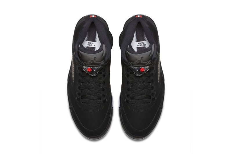PSG x Air Jordan 5 のオフィシャル画像がリーク？ パリ・サンジェルマンと〈Jordan Brand〉のコラボを煽る新たな写真が浮上 今年5月、その存在が確認されたパリ・サンジェルマン（PSG）x Air Jordan 5だが、〈Jordan Brand（ジョーダン ブランド）〉のサッカー界初進出となる注目のコラボレーションより、オフィシャル画像と思わしきフォトセットが浮上。噂ではPSGの選手たちが2019-20年シーズンの「UEFAチャンピオンズリーグ」の移動中などに着用するのではないかと言われている本作は、ヒールにフランスの名門クラブのロゴを大々的に配置し、Jordanのシグネチャーナンバーである“23”の数字は、パリ地区の郵便番号を指す“75”へと置き換えられている。  先日はTravis Scott（トラヴィス・スコット）がステージ上でPSG x〈Jordan Brand〉のジャージを着用している姿が確認され、コラボレーションの実現はほぼ間違いないと思われる。果たして、いつ正式なリリースを迎えることになるのか、〈Nike〉陣営からの続報が待ち遠しい。  『HYPEBEAST』がお届けするその他のスニーカー情報は、こちらから。