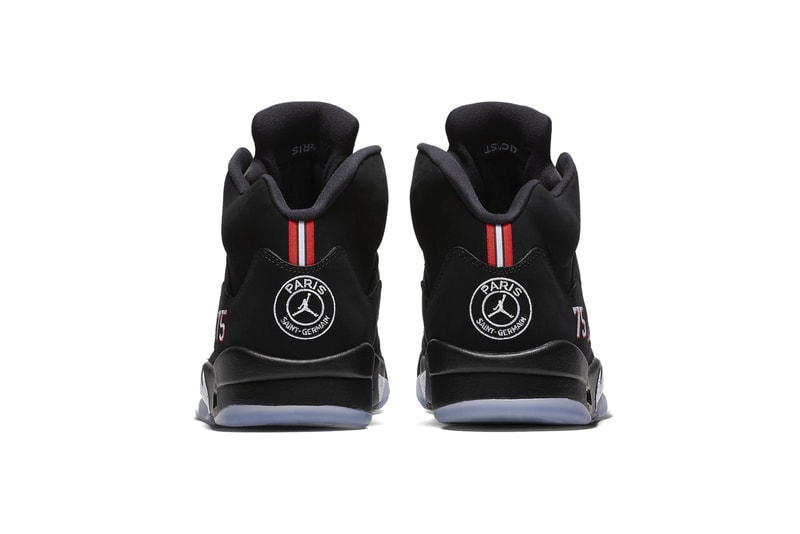 PSG x Air Jordan 5 のオフィシャル画像がリーク？ パリ・サンジェルマンと〈Jordan Brand〉のコラボを煽る新たな写真が浮上 今年5月、その存在が確認されたパリ・サンジェルマン（PSG）x Air Jordan 5だが、〈Jordan Brand（ジョーダン ブランド）〉のサッカー界初進出となる注目のコラボレーションより、オフィシャル画像と思わしきフォトセットが浮上。噂ではPSGの選手たちが2019-20年シーズンの「UEFAチャンピオンズリーグ」の移動中などに着用するのではないかと言われている本作は、ヒールにフランスの名門クラブのロゴを大々的に配置し、Jordanのシグネチャーナンバーである“23”の数字は、パリ地区の郵便番号を指す“75”へと置き換えられている。  先日はTravis Scott（トラヴィス・スコット）がステージ上でPSG x〈Jordan Brand〉のジャージを着用している姿が確認され、コラボレーションの実現はほぼ間違いないと思われる。果たして、いつ正式なリリースを迎えることになるのか、〈Nike〉陣営からの続報が待ち遠しい。  『HYPEBEAST』がお届けするその他のスニーカー情報は、こちらから。