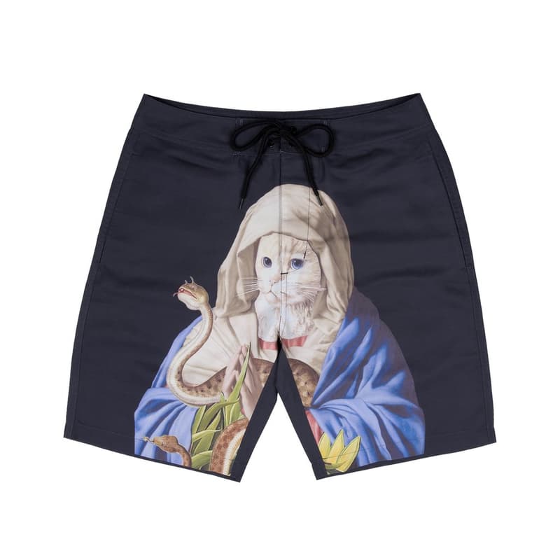 LA発のシュール系スケートレーベル RIPNDIP が原宿でポップアップを開催 新作アイテムをいち早く購入できる空間では本国同様の店内インスタレーションを再現 2009年にロサンゼルスでスタートした〈RIPNDIP(リップンディップ)〉は、スケートスポット(ストリート)で技をMakeしてすぐにその場を去るという意味を持ち、スケートカルチャーの発展とともに成長してきたブランド。アイコンである中指を立てたネコを中心に、カラフルでポップな色合いとシュールなイラストは全世界でカルト的な人気を獲得している。 その〈RIPNDIP〉が『JOURNAL STANDARD(ジャーナル スタンダード)』のサポートの下、原宿『THE SHARE』でポップアップを開催。今回はお馴染みのネコはもちろんのこと、歴史ある日本の某コレクションブランドをサンプリングしたグラフィックなど、ユニークな新作Tシャツが多数登場するほか、キャップ、スニーカー、ぬいぐるみを含むアクセサリーも充実のラインアップ。また、会場では本国同様の店内インスタレーションを再現し、初日にはDiplo(ディプロ)の拡散で火がつき『88Rising』にもフックアップされた日本のヒップホップユニット、ゆるふわギャングがインストアライブを開催する。 開催期間は8月3日(金)から同月19日(日)まで。ポップアップに備えて、上のフォトギャラリーから取扱商品を予習しておこう。 あわせて、Gosha Rubchinskiy(ゴーシャ・ラブチンスキー)が手がける〈PACCBET(ラスベート)〉の最新コレクションや、〈adidas Skateboarding(アディダス スケートボーディング)〉の最新クリップ“20|50”など、スケートに関連するその他のトピックもチェックしてみてはいかがだろうか。
