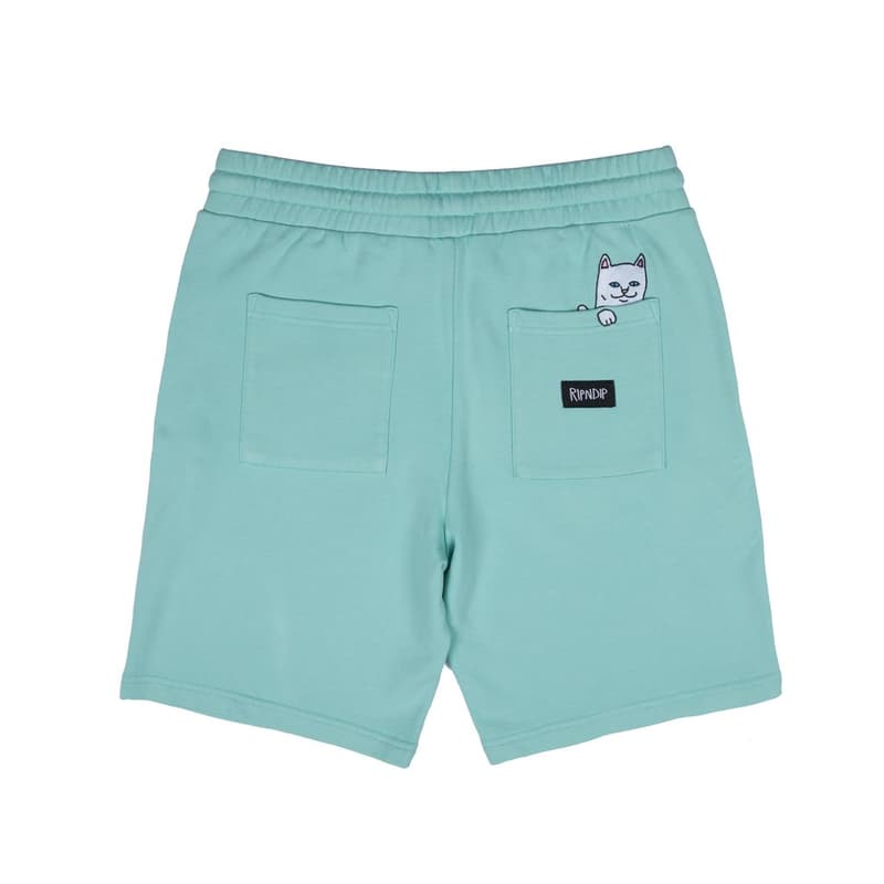 LA発のシュール系スケートレーベル RIPNDIP が原宿でポップアップを開催 新作アイテムをいち早く購入できる空間では本国同様の店内インスタレーションを再現 2009年にロサンゼルスでスタートした〈RIPNDIP(リップンディップ)〉は、スケートスポット(ストリート)で技をMakeしてすぐにその場を去るという意味を持ち、スケートカルチャーの発展とともに成長してきたブランド。アイコンである中指を立てたネコを中心に、カラフルでポップな色合いとシュールなイラストは全世界でカルト的な人気を獲得している。 その〈RIPNDIP〉が『JOURNAL STANDARD(ジャーナル スタンダード)』のサポートの下、原宿『THE SHARE』でポップアップを開催。今回はお馴染みのネコはもちろんのこと、歴史ある日本の某コレクションブランドをサンプリングしたグラフィックなど、ユニークな新作Tシャツが多数登場するほか、キャップ、スニーカー、ぬいぐるみを含むアクセサリーも充実のラインアップ。また、会場では本国同様の店内インスタレーションを再現し、初日にはDiplo(ディプロ)の拡散で火がつき『88Rising』にもフックアップされた日本のヒップホップユニット、ゆるふわギャングがインストアライブを開催する。 開催期間は8月3日(金)から同月19日(日)まで。ポップアップに備えて、上のフォトギャラリーから取扱商品を予習しておこう。 あわせて、Gosha Rubchinskiy(ゴーシャ・ラブチンスキー)が手がける〈PACCBET(ラスベート)〉の最新コレクションや、〈adidas Skateboarding(アディダス スケートボーディング)〉の最新クリップ“20|50”など、スケートに関連するその他のトピックもチェックしてみてはいかがだろうか。