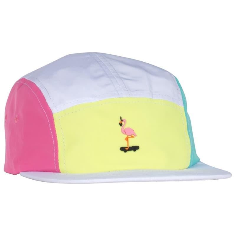 LA発のシュール系スケートレーベル RIPNDIP が原宿でポップアップを開催 新作アイテムをいち早く購入できる空間では本国同様の店内インスタレーションを再現 2009年にロサンゼルスでスタートした〈RIPNDIP（リップンディップ）〉は、スケートスポット（ストリート）で技をMakeしてすぐにその場を去るという意味を持ち、スケートカルチャーの発展とともに成長してきたブランド。アイコンである中指を立てたネコを中心に、カラフルでポップな色合いとシュールなイラストは全世界でカルト的な人気を獲得している。  その〈RIPNDIP〉が『JOURNAL STANDARD（ジャーナル スタンダード）』のサポートの下、原宿『THE SHARE』でポップアップを開催。今回はお馴染みのネコはもちろんのこと、歴史ある日本の某コレクションブランドをサンプリングしたグラフィックなど、ユニークな新作Tシャツが多数登場するほか、キャップ、スニーカー、ぬいぐるみを含むアクセサリーも充実のラインアップ。また、会場では本国同様の店内インスタレーションを再現し、初日にはDiplo（ディプロ）の拡散で火がつき『88Rising』にもフックアップされた日本のヒップホップユニット、ゆるふわギャングがインストアライブを開催する。  開催期間は8月3日（金）から同月19日（日）まで。ポップアップに備えて、上のフォトギャラリーから取扱商品を予習しておこう。  あわせて、Gosha Rubchinskiy（ゴーシャ・ラブチンスキー）が手がける〈PACCBET（ラスベート）〉の最新コレクションや、〈adidas Skateboarding（アディダス スケートボーディング）〉の最新クリップ“20|50”など、スケートに関連するその他のトピックもチェックしてみてはいかがだろうか。