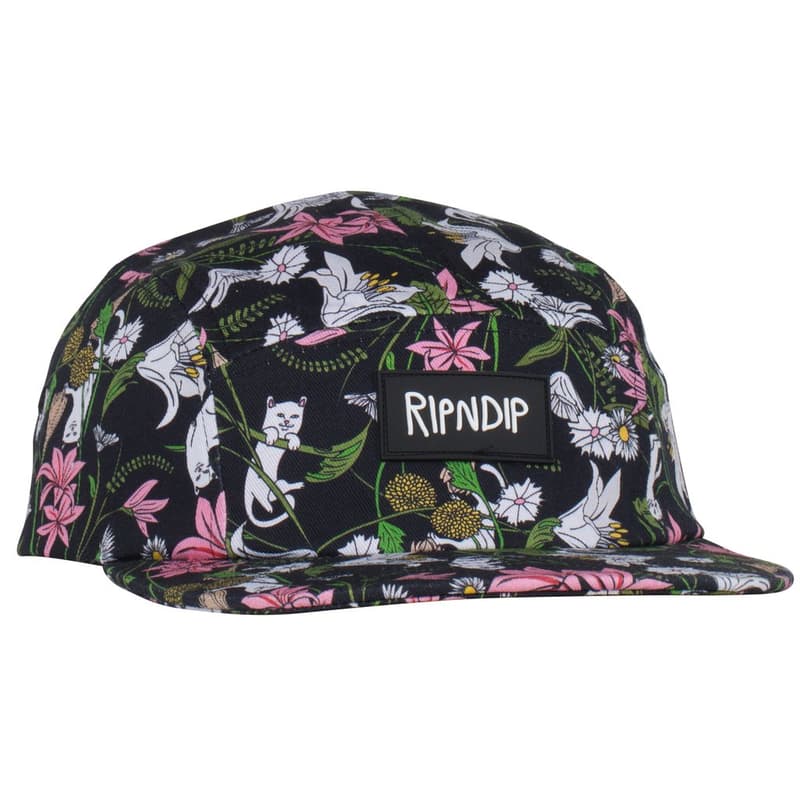 LA発のシュール系スケートレーベル RIPNDIP が原宿でポップアップを開催 新作アイテムをいち早く購入できる空間では本国同様の店内インスタレーションを再現 2009年にロサンゼルスでスタートした〈RIPNDIP（リップンディップ）〉は、スケートスポット（ストリート）で技をMakeしてすぐにその場を去るという意味を持ち、スケートカルチャーの発展とともに成長してきたブランド。アイコンである中指を立てたネコを中心に、カラフルでポップな色合いとシュールなイラストは全世界でカルト的な人気を獲得している。  その〈RIPNDIP〉が『JOURNAL STANDARD（ジャーナル スタンダード）』のサポートの下、原宿『THE SHARE』でポップアップを開催。今回はお馴染みのネコはもちろんのこと、歴史ある日本の某コレクションブランドをサンプリングしたグラフィックなど、ユニークな新作Tシャツが多数登場するほか、キャップ、スニーカー、ぬいぐるみを含むアクセサリーも充実のラインアップ。また、会場では本国同様の店内インスタレーションを再現し、初日にはDiplo（ディプロ）の拡散で火がつき『88Rising』にもフックアップされた日本のヒップホップユニット、ゆるふわギャングがインストアライブを開催する。  開催期間は8月3日（金）から同月19日（日）まで。ポップアップに備えて、上のフォトギャラリーから取扱商品を予習しておこう。  あわせて、Gosha Rubchinskiy（ゴーシャ・ラブチンスキー）が手がける〈PACCBET（ラスベート）〉の最新コレクションや、〈adidas Skateboarding（アディダス スケートボーディング）〉の最新クリップ“20|50”など、スケートに関連するその他のトピックもチェックしてみてはいかがだろうか。