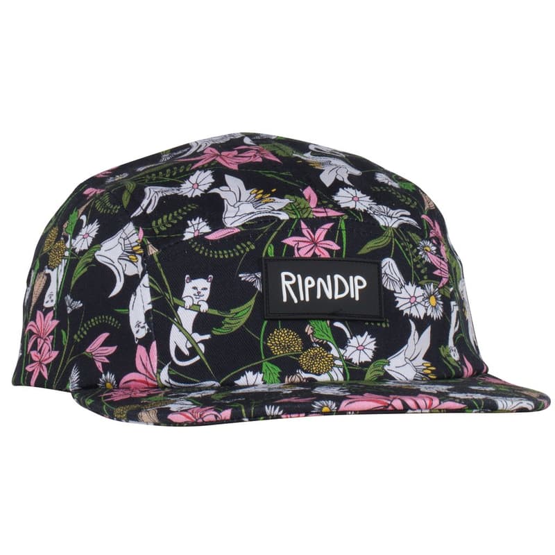 LA発のシュール系スケートレーベル RIPNDIP が原宿でポップアップを開催 新作アイテムをいち早く購入できる空間では本国同様の店内インスタレーションを再現 2009年にロサンゼルスでスタートした〈RIPNDIP(リップンディップ)〉は、スケートスポット(ストリート)で技をMakeしてすぐにその場を去るという意味を持ち、スケートカルチャーの発展とともに成長してきたブランド。アイコンである中指を立てたネコを中心に、カラフルでポップな色合いとシュールなイラストは全世界でカルト的な人気を獲得している。 その〈RIPNDIP〉が『JOURNAL STANDARD(ジャーナル スタンダード)』のサポートの下、原宿『THE SHARE』でポップアップを開催。今回はお馴染みのネコはもちろんのこと、歴史ある日本の某コレクションブランドをサンプリングしたグラフィックなど、ユニークな新作Tシャツが多数登場するほか、キャップ、スニーカー、ぬいぐるみを含むアクセサリーも充実のラインアップ。また、会場では本国同様の店内インスタレーションを再現し、初日にはDiplo(ディプロ)の拡散で火がつき『88Rising』にもフックアップされた日本のヒップホップユニット、ゆるふわギャングがインストアライブを開催する。 開催期間は8月3日(金)から同月19日(日)まで。ポップアップに備えて、上のフォトギャラリーから取扱商品を予習しておこう。 あわせて、Gosha Rubchinskiy(ゴーシャ・ラブチンスキー)が手がける〈PACCBET(ラスベート)〉の最新コレクションや、〈adidas Skateboarding(アディダス スケートボーディング)〉の最新クリップ“20|50”など、スケートに関連するその他のトピックもチェックしてみてはいかがだろうか。
