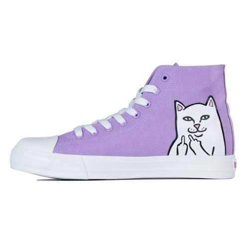 LA発のシュール系スケートレーベル RIPNDIP が原宿でポップアップを開催 新作アイテムをいち早く購入できる空間では本国同様の店内インスタレーションを再現 2009年にロサンゼルスでスタートした〈RIPNDIP（リップンディップ）〉は、スケートスポット（ストリート）で技をMakeしてすぐにその場を去るという意味を持ち、スケートカルチャーの発展とともに成長してきたブランド。アイコンである中指を立てたネコを中心に、カラフルでポップな色合いとシュールなイラストは全世界でカルト的な人気を獲得している。  その〈RIPNDIP〉が『JOURNAL STANDARD（ジャーナル スタンダード）』のサポートの下、原宿『THE SHARE』でポップアップを開催。今回はお馴染みのネコはもちろんのこと、歴史ある日本の某コレクションブランドをサンプリングしたグラフィックなど、ユニークな新作Tシャツが多数登場するほか、キャップ、スニーカー、ぬいぐるみを含むアクセサリーも充実のラインアップ。また、会場では本国同様の店内インスタレーションを再現し、初日にはDiplo（ディプロ）の拡散で火がつき『88Rising』にもフックアップされた日本のヒップホップユニット、ゆるふわギャングがインストアライブを開催する。  開催期間は8月3日（金）から同月19日（日）まで。ポップアップに備えて、上のフォトギャラリーから取扱商品を予習しておこう。  あわせて、Gosha Rubchinskiy（ゴーシャ・ラブチンスキー）が手がける〈PACCBET（ラスベート）〉の最新コレクションや、〈adidas Skateboarding（アディダス スケートボーディング）〉の最新クリップ“20|50”など、スケートに関連するその他のトピックもチェックしてみてはいかがだろうか。