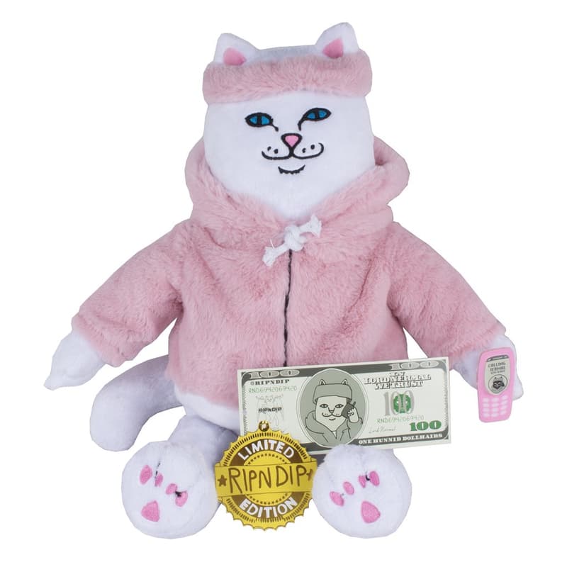LA発のシュール系スケートレーベル RIPNDIP が原宿でポップアップを開催 新作アイテムをいち早く購入できる空間では本国同様の店内インスタレーションを再現 2009年にロサンゼルスでスタートした〈RIPNDIP(リップンディップ)〉は、スケートスポット(ストリート)で技をMakeしてすぐにその場を去るという意味を持ち、スケートカルチャーの発展とともに成長してきたブランド。アイコンである中指を立てたネコを中心に、カラフルでポップな色合いとシュールなイラストは全世界でカルト的な人気を獲得している。 その〈RIPNDIP〉が『JOURNAL STANDARD(ジャーナル スタンダード)』のサポートの下、原宿『THE SHARE』でポップアップを開催。今回はお馴染みのネコはもちろんのこと、歴史ある日本の某コレクションブランドをサンプリングしたグラフィックなど、ユニークな新作Tシャツが多数登場するほか、キャップ、スニーカー、ぬいぐるみを含むアクセサリーも充実のラインアップ。また、会場では本国同様の店内インスタレーションを再現し、初日にはDiplo(ディプロ)の拡散で火がつき『88Rising』にもフックアップされた日本のヒップホップユニット、ゆるふわギャングがインストアライブを開催する。 開催期間は8月3日(金)から同月19日(日)まで。ポップアップに備えて、上のフォトギャラリーから取扱商品を予習しておこう。 あわせて、Gosha Rubchinskiy(ゴーシャ・ラブチンスキー)が手がける〈PACCBET(ラスベート)〉の最新コレクションや、〈adidas Skateboarding(アディダス スケートボーディング)〉の最新クリップ“20|50”など、スケートに関連するその他のトピックもチェックしてみてはいかがだろうか。
