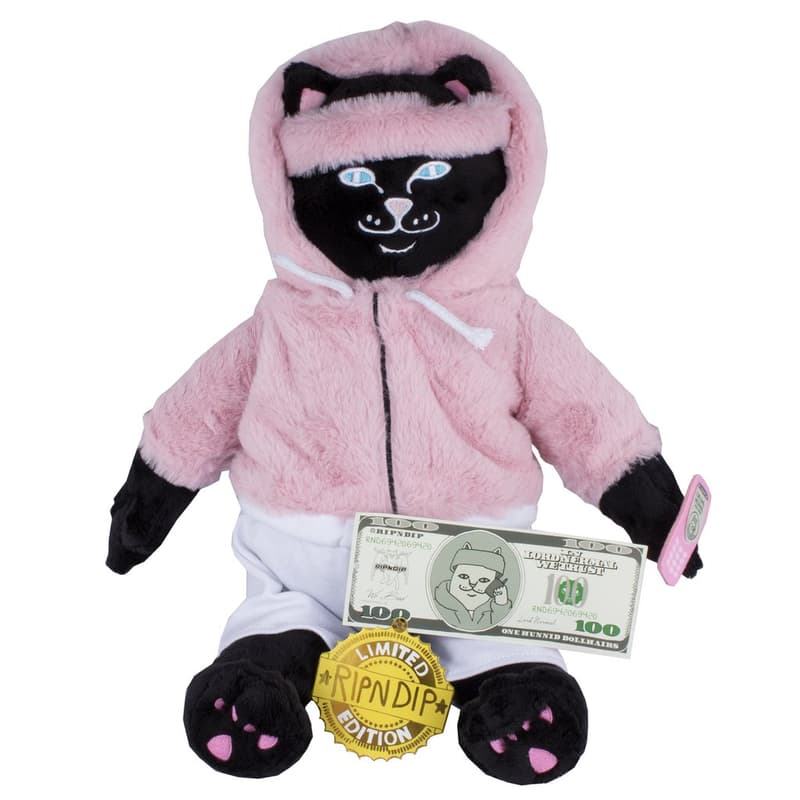 LA発のシュール系スケートレーベル RIPNDIP が原宿でポップアップを開催 新作アイテムをいち早く購入できる空間では本国同様の店内インスタレーションを再現 2009年にロサンゼルスでスタートした〈RIPNDIP(リップンディップ)〉は、スケートスポット(ストリート)で技をMakeしてすぐにその場を去るという意味を持ち、スケートカルチャーの発展とともに成長してきたブランド。アイコンである中指を立てたネコを中心に、カラフルでポップな色合いとシュールなイラストは全世界でカルト的な人気を獲得している。 その〈RIPNDIP〉が『JOURNAL STANDARD(ジャーナル スタンダード)』のサポートの下、原宿『THE SHARE』でポップアップを開催。今回はお馴染みのネコはもちろんのこと、歴史ある日本の某コレクションブランドをサンプリングしたグラフィックなど、ユニークな新作Tシャツが多数登場するほか、キャップ、スニーカー、ぬいぐるみを含むアクセサリーも充実のラインアップ。また、会場では本国同様の店内インスタレーションを再現し、初日にはDiplo(ディプロ)の拡散で火がつき『88Rising』にもフックアップされた日本のヒップホップユニット、ゆるふわギャングがインストアライブを開催する。 開催期間は8月3日(金)から同月19日(日)まで。ポップアップに備えて、上のフォトギャラリーから取扱商品を予習しておこう。 あわせて、Gosha Rubchinskiy(ゴーシャ・ラブチンスキー)が手がける〈PACCBET(ラスベート)〉の最新コレクションや、〈adidas Skateboarding(アディダス スケートボーディング)〉の最新クリップ“20|50”など、スケートに関連するその他のトピックもチェックしてみてはいかがだろうか。