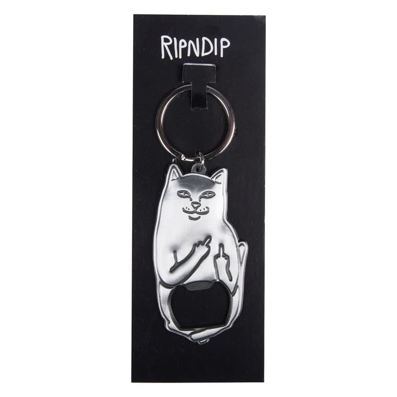 LA発のシュール系スケートレーベル RIPNDIP が原宿でポップアップを開催 新作アイテムをいち早く購入できる空間では本国同様の店内インスタレーションを再現 2009年にロサンゼルスでスタートした〈RIPNDIP(リップンディップ)〉は、スケートスポット(ストリート)で技をMakeしてすぐにその場を去るという意味を持ち、スケートカルチャーの発展とともに成長してきたブランド。アイコンである中指を立てたネコを中心に、カラフルでポップな色合いとシュールなイラストは全世界でカルト的な人気を獲得している。 その〈RIPNDIP〉が『JOURNAL STANDARD(ジャーナル スタンダード)』のサポートの下、原宿『THE SHARE』でポップアップを開催。今回はお馴染みのネコはもちろんのこと、歴史ある日本の某コレクションブランドをサンプリングしたグラフィックなど、ユニークな新作Tシャツが多数登場するほか、キャップ、スニーカー、ぬいぐるみを含むアクセサリーも充実のラインアップ。また、会場では本国同様の店内インスタレーションを再現し、初日にはDiplo(ディプロ)の拡散で火がつき『88Rising』にもフックアップされた日本のヒップホップユニット、ゆるふわギャングがインストアライブを開催する。 開催期間は8月3日(金)から同月19日(日)まで。ポップアップに備えて、上のフォトギャラリーから取扱商品を予習しておこう。 あわせて、Gosha Rubchinskiy(ゴーシャ・ラブチンスキー)が手がける〈PACCBET(ラスベート)〉の最新コレクションや、〈adidas Skateboarding(アディダス スケートボーディング)〉の最新クリップ“20|50”など、スケートに関連するその他のトピックもチェックしてみてはいかがだろうか。