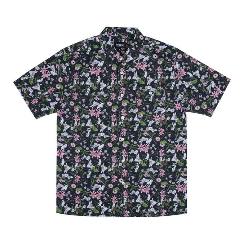 LA発のシュール系スケートレーベル RIPNDIP が原宿でポップアップを開催 新作アイテムをいち早く購入できる空間では本国同様の店内インスタレーションを再現 2009年にロサンゼルスでスタートした〈RIPNDIP(リップンディップ)〉は、スケートスポット(ストリート)で技をMakeしてすぐにその場を去るという意味を持ち、スケートカルチャーの発展とともに成長してきたブランド。アイコンである中指を立てたネコを中心に、カラフルでポップな色合いとシュールなイラストは全世界でカルト的な人気を獲得している。 その〈RIPNDIP〉が『JOURNAL STANDARD(ジャーナル スタンダード)』のサポートの下、原宿『THE SHARE』でポップアップを開催。今回はお馴染みのネコはもちろんのこと、歴史ある日本の某コレクションブランドをサンプリングしたグラフィックなど、ユニークな新作Tシャツが多数登場するほか、キャップ、スニーカー、ぬいぐるみを含むアクセサリーも充実のラインアップ。また、会場では本国同様の店内インスタレーションを再現し、初日にはDiplo(ディプロ)の拡散で火がつき『88Rising』にもフックアップされた日本のヒップホップユニット、ゆるふわギャングがインストアライブを開催する。 開催期間は8月3日(金)から同月19日(日)まで。ポップアップに備えて、上のフォトギャラリーから取扱商品を予習しておこう。 あわせて、Gosha Rubchinskiy(ゴーシャ・ラブチンスキー)が手がける〈PACCBET(ラスベート)〉の最新コレクションや、〈adidas Skateboarding(アディダス スケートボーディング)〉の最新クリップ“20|50”など、スケートに関連するその他のトピックもチェックしてみてはいかがだろうか。