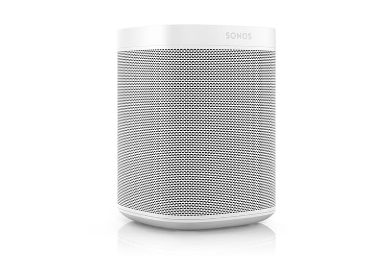 Apple も認めるスマートスピーカーブランド Sonos が日本上陸に先駆けて BEAMS でポップ 進化を続けるテック業界の中でも、消費者側からのオーディオへ対する要求は日に日に高まっているように思える。欧米を中心にスマートホームサウンドシステムをリードする「Sonos（ソノス）」は80以上の音楽サービスや複数の音声アシスト機能を搭載し、Wifiを経由してストリーミングミュージックを再生するオーディオ展開で、世界中のガジェット好きから非常に高い評価を受けてる。  その「Sonos」が今秋、遂に技術大国・日本にも上陸するようだが、本格的な国内展開に先駆け、『ビームス 原宿』でインスタレーションを開催するという情報が舞い込んできた。野村訓市がクリエイティブディレクター/オーガナイザー、YOSHIROTTEN（ヨシロットン）がアートディレクターとして携わる豪華プロジェクトでは、スマートスピーカーのベーシックモデル“ONE”、コンパクトなホームシアターを実現する“BEAM”、レコードなどの外部デバイスと接続できる“PLAY:5”を先行販売。さらに、8月3日（金）からは3週連続で“SUMMER DAZE”と題したイベントが開催され、19時〜22時までの3時間、『ビームス 原宿』がパーティ空間へと変貌する。初回はFla$hBackSのメンバーでもあるラッパーのJJJと、東京を拠点に活動しているエレクトロニック・ミュージシャンmachìnaによるライブが予定されているほか、DJには日本が世界に誇るKing Of Diggin'ことMUROと、幅広い活動で注目を集めているKAKIHATA MAYUが招聘されるようだ。  嬉しいことにエントランスはフリーで、さらには毎週バッグプリントが変わるTシャツも先着順でプレゼント。仕事終わりやナイトアウト前の溜まり場として、是非足を運んでみてはいかがだろうか。詳細は、こちらからどうぞ。  そんな『BEAMS（ビームス）』のPR陣も登場する「FUJI ROCK FESTIVAL ‘18（フジロックフェスティバル ‘18）」のストリートスナップもチェックしてみてはいかが？アップを開催 野村訓市とYOSHIROTTENの協力の下、8月3日（金）からは3週連続でスペシャルインストアライブイベントを開催