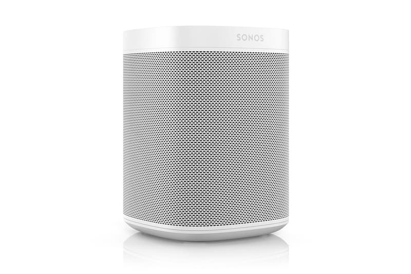 Apple も認めるスマートスピーカーブランド Sonos が日本上陸に先駆けて BEAMS でポップ 進化を続けるテック業界の中でも、消費者側からのオーディオへ対する要求は日に日に高まっているように思える。欧米を中心にスマートホームサウンドシステムをリードする「Sonos(ソノス)」は80以上の音楽サービスや複数の音声アシスト機能を搭載し、Wifiを経由してストリーミングミュージックを再生するオーディオ展開で、世界中のガジェット好きから非常に高い評価を受けてる。 その「Sonos」が今秋、遂に技術大国・日本にも上陸するようだが、本格的な国内展開に先駆け、『ビームス 原宿』でインスタレーションを開催するという情報が舞い込んできた。野村訓市がクリエイティブディレクター/オーガナイザー、YOSHIROTTEN(ヨシロットン)がアートディレクターとして携わる豪華プロジェクトでは、スマートスピーカーのベーシックモデル“ONE”、コンパクトなホームシアターを実現する“BEAM”、レコードなどの外部デバイスと接続できる“PLAY:5”を先行販売。さらに、8月3日(金)からは3週連続で“SUMMER DAZE”と題したイベントが開催され、19時〜22時までの3時間、『ビームス 原宿』がパーティ空間へと変貌する。初回はFla$hBackSのメンバーでもあるラッパーのJJJと、東京を拠点に活動しているエレクトロニック・ミュージシャンmachìnaによるライブが予定されているほか、DJには日本が世界に誇るKing Of Diggin'ことMUROと、幅広い活動で注目を集めているKAKIHATA MAYUが招聘されるようだ。 嬉しいことにエントランスはフリーで、さらには毎週バッグプリントが変わるTシャツも先着順でプレゼント。仕事終わりやナイトアウト前の溜まり場として、是非足を運んでみてはいかがだろうか。詳細は、こちらからどうぞ。 そんな『BEAMS(ビームス)』のPR陣も登場する「FUJI ROCK FESTIVAL ‘18(フジロックフェスティバル ‘18)」のストリートスナップもチェックしてみてはいかが?アップを開催 野村訓市とYOSHIROTTENの協力の下、8月3日(金)からは3週連続でスペシャルインストアライブイベントを開催
