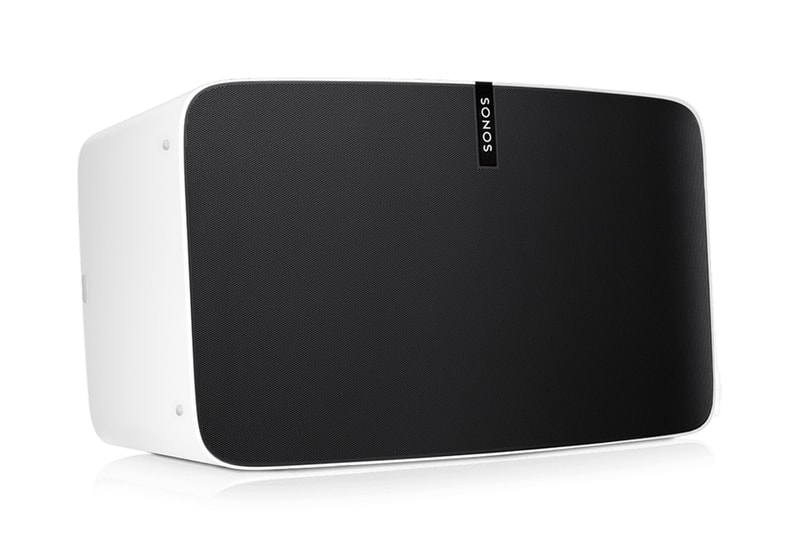 Apple も認めるスマートスピーカーブランド Sonos が日本上陸に先駆けて BEAMS でポップ 進化を続けるテック業界の中でも、消費者側からのオーディオへ対する要求は日に日に高まっているように思える。欧米を中心にスマートホームサウンドシステムをリードする「Sonos（ソノス）」は80以上の音楽サービスや複数の音声アシスト機能を搭載し、Wifiを経由してストリーミングミュージックを再生するオーディオ展開で、世界中のガジェット好きから非常に高い評価を受けてる。  その「Sonos」が今秋、遂に技術大国・日本にも上陸するようだが、本格的な国内展開に先駆け、『ビームス 原宿』でインスタレーションを開催するという情報が舞い込んできた。野村訓市がクリエイティブディレクター/オーガナイザー、YOSHIROTTEN（ヨシロットン）がアートディレクターとして携わる豪華プロジェクトでは、スマートスピーカーのベーシックモデル“ONE”、コンパクトなホームシアターを実現する“BEAM”、レコードなどの外部デバイスと接続できる“PLAY:5”を先行販売。さらに、8月3日（金）からは3週連続で“SUMMER DAZE”と題したイベントが開催され、19時〜22時までの3時間、『ビームス 原宿』がパーティ空間へと変貌する。初回はFla$hBackSのメンバーでもあるラッパーのJJJと、東京を拠点に活動しているエレクトロニック・ミュージシャンmachìnaによるライブが予定されているほか、DJには日本が世界に誇るKing Of Diggin'ことMUROと、幅広い活動で注目を集めているKAKIHATA MAYUが招聘されるようだ。  嬉しいことにエントランスはフリーで、さらには毎週バッグプリントが変わるTシャツも先着順でプレゼント。仕事終わりやナイトアウト前の溜まり場として、是非足を運んでみてはいかがだろうか。詳細は、こちらからどうぞ。  そんな『BEAMS（ビームス）』のPR陣も登場する「FUJI ROCK FESTIVAL ‘18（フジロックフェスティバル ‘18）」のストリートスナップもチェックしてみてはいかが？アップを開催 野村訓市とYOSHIROTTENの協力の下、8月3日（金）からは3週連続でスペシャルインストアライブイベントを開催